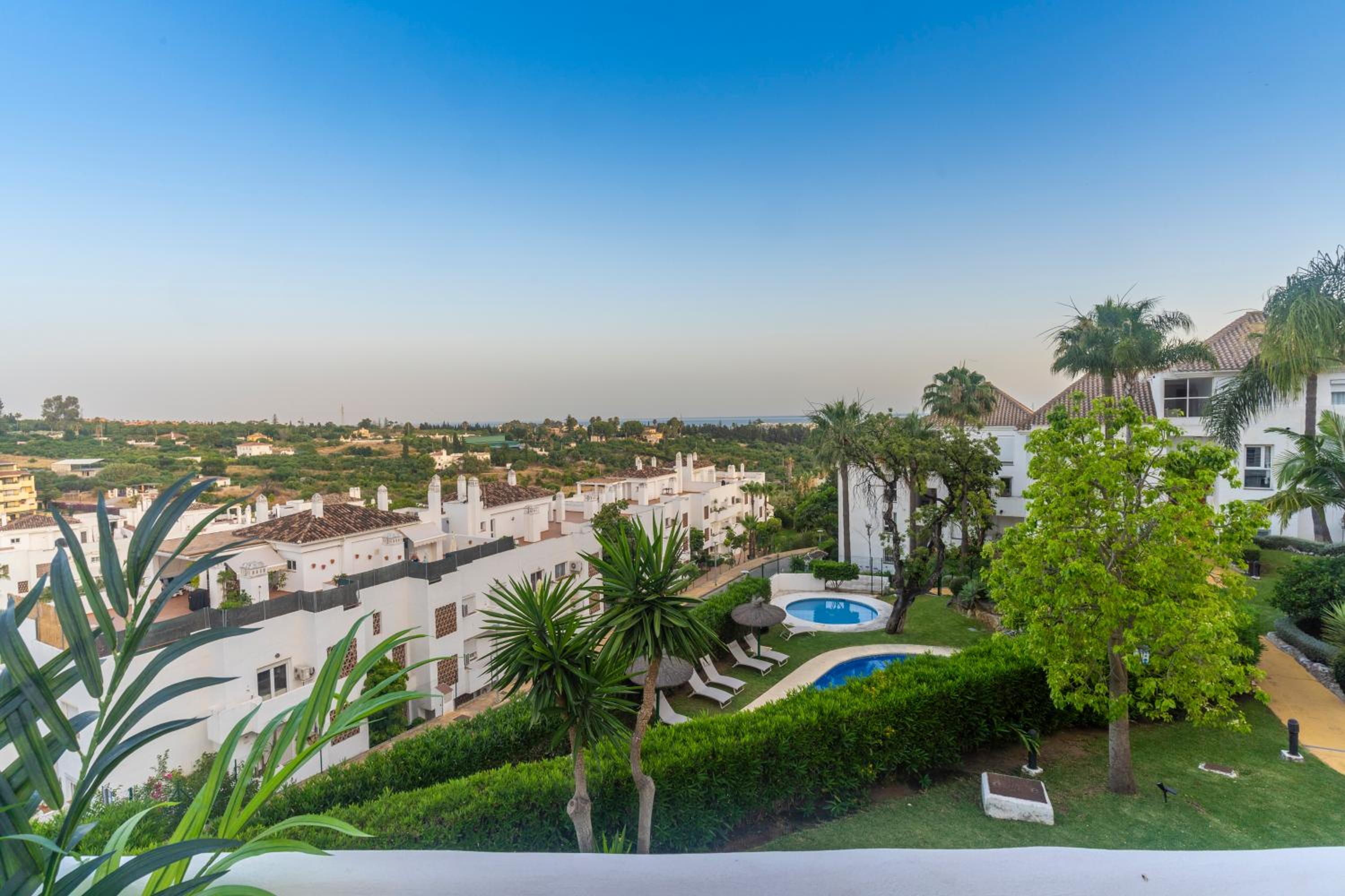 Atico Dúplex en Estepona con Vistas al Mar y Montaña a 10 min de la Playa