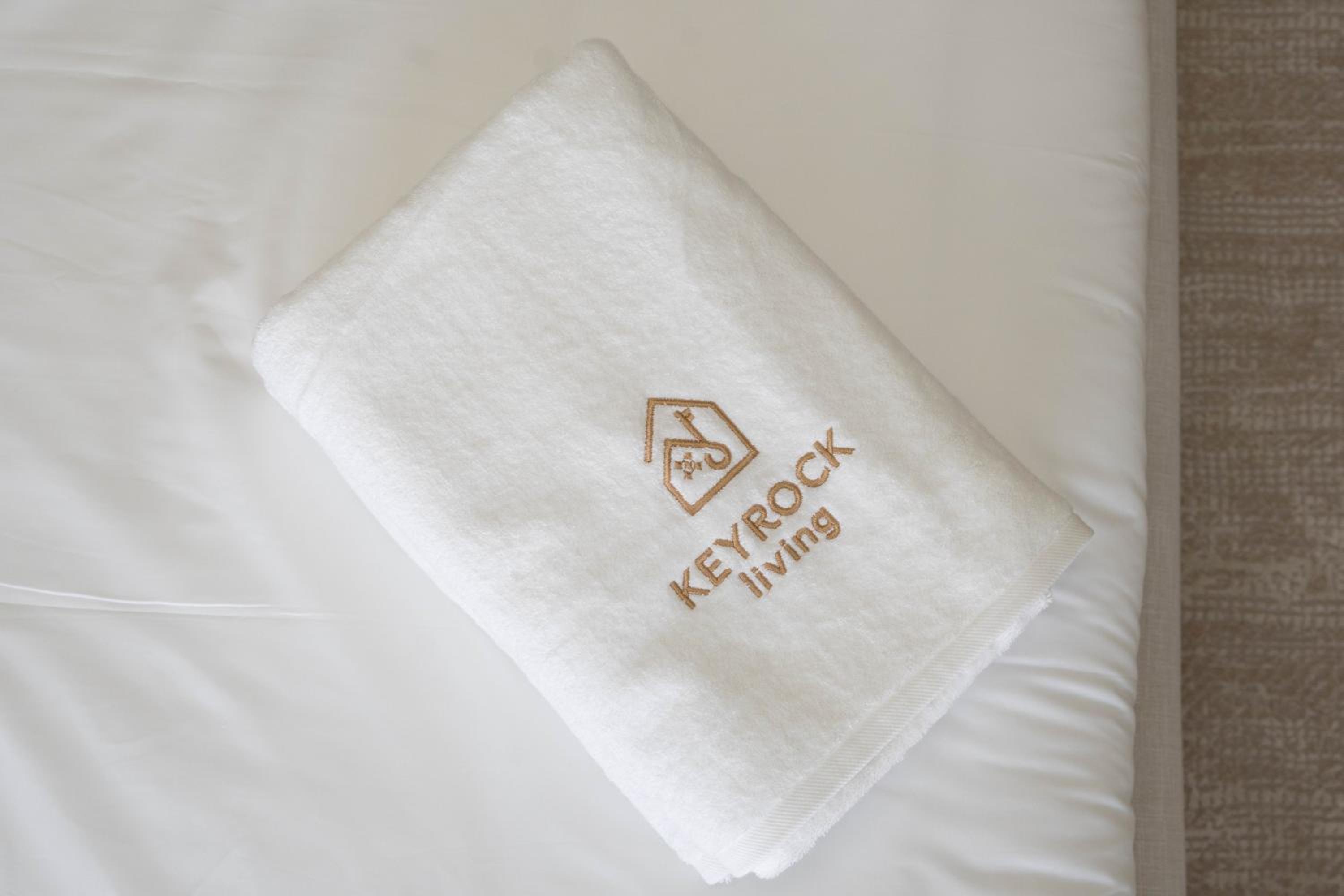 KeyRock - Palm View Apt with Pool & Gym Access