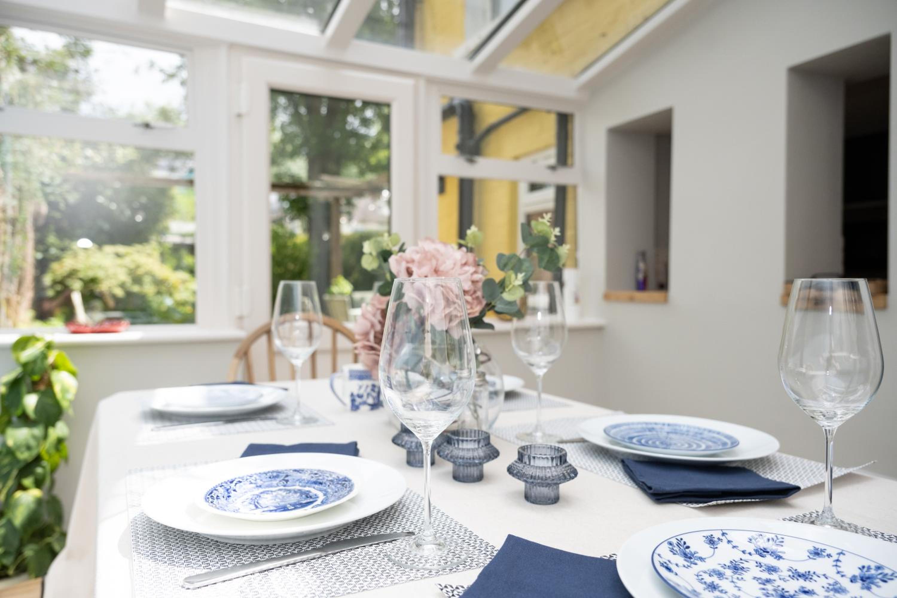 Spacious City-Centre House near Train Station & Business School, with Garden