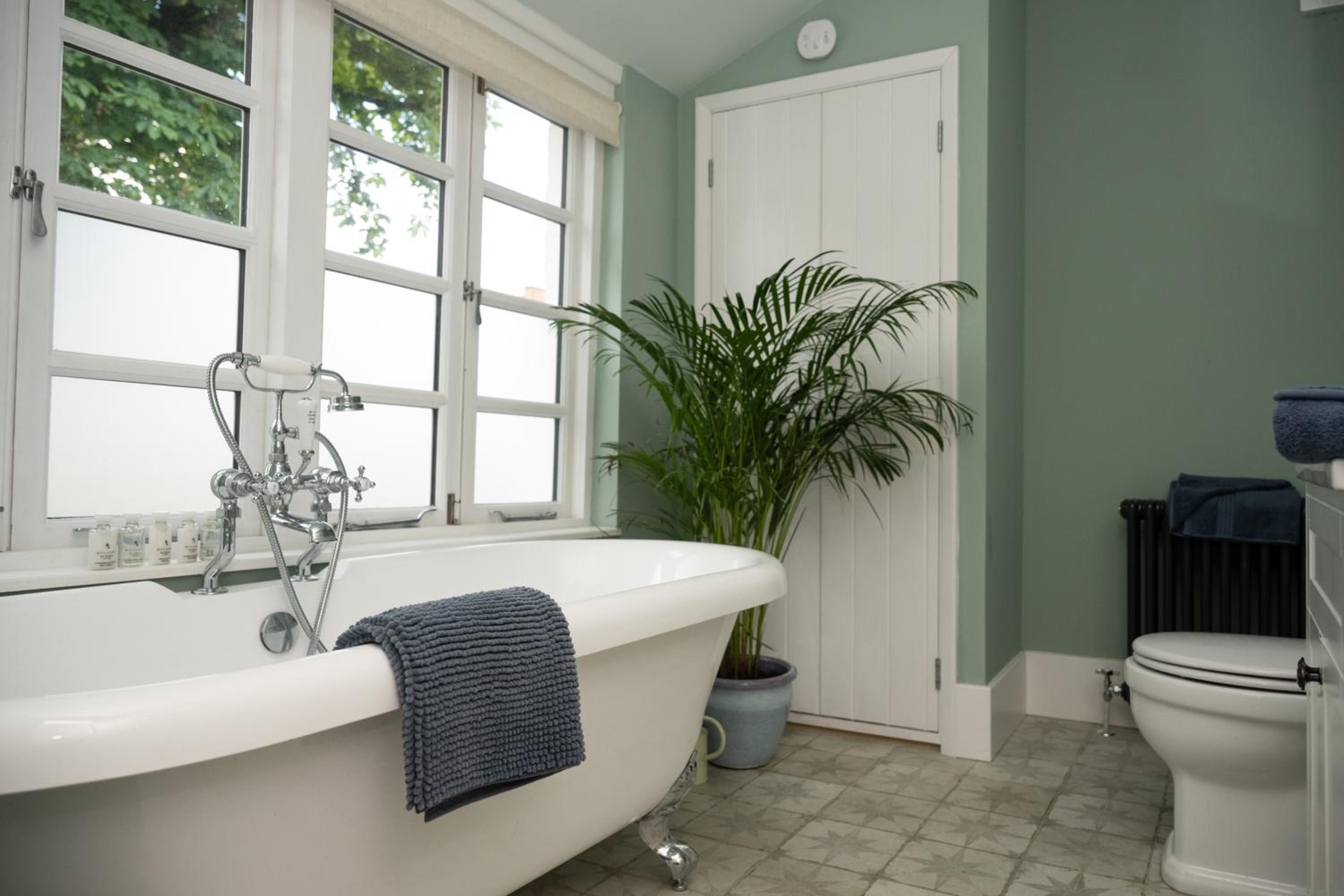 Spacious City-Centre House near Train Station & Business School, with Garden