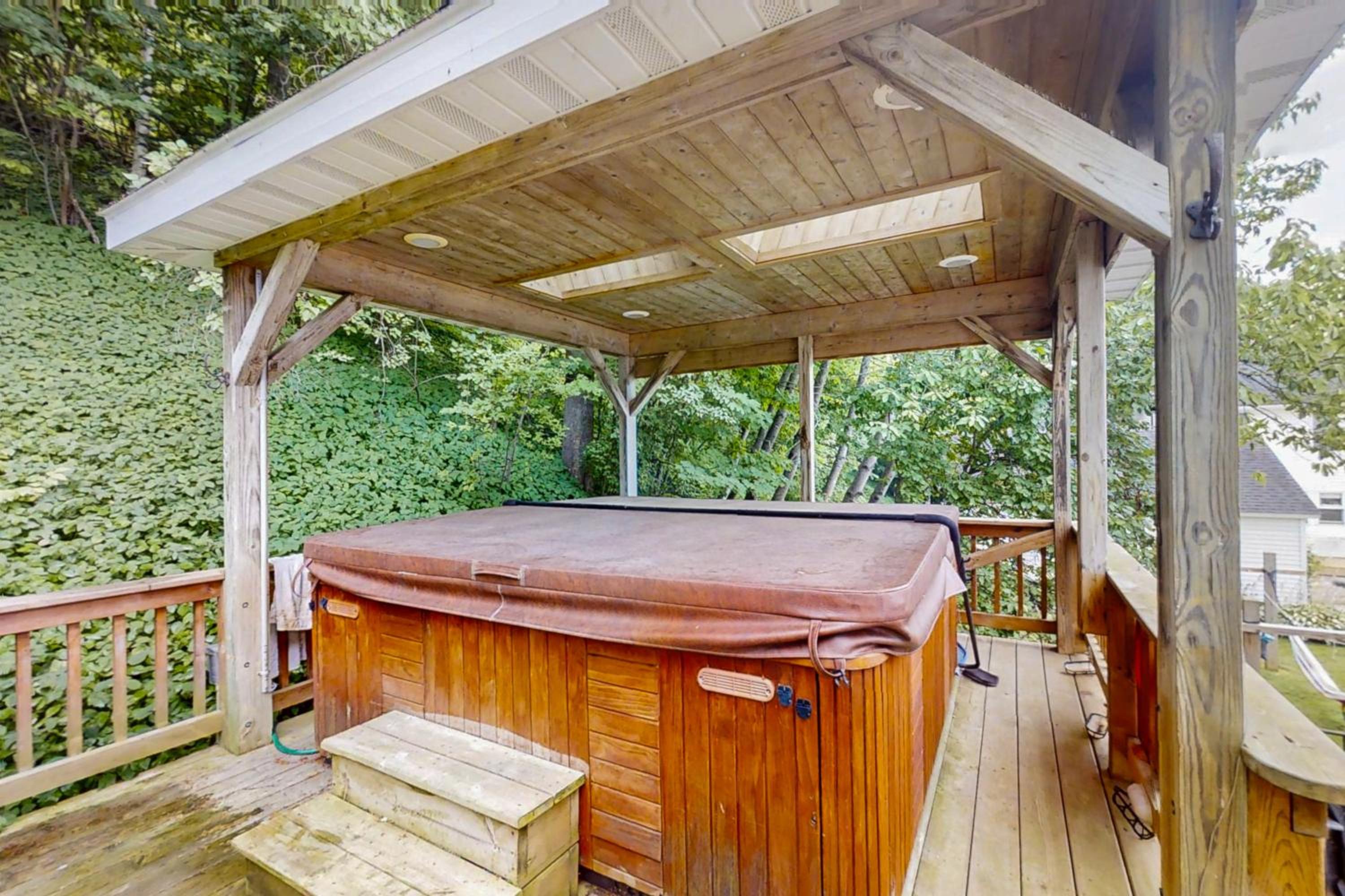 Steps to Crystal Lake! Group Getaway with Hot Tub