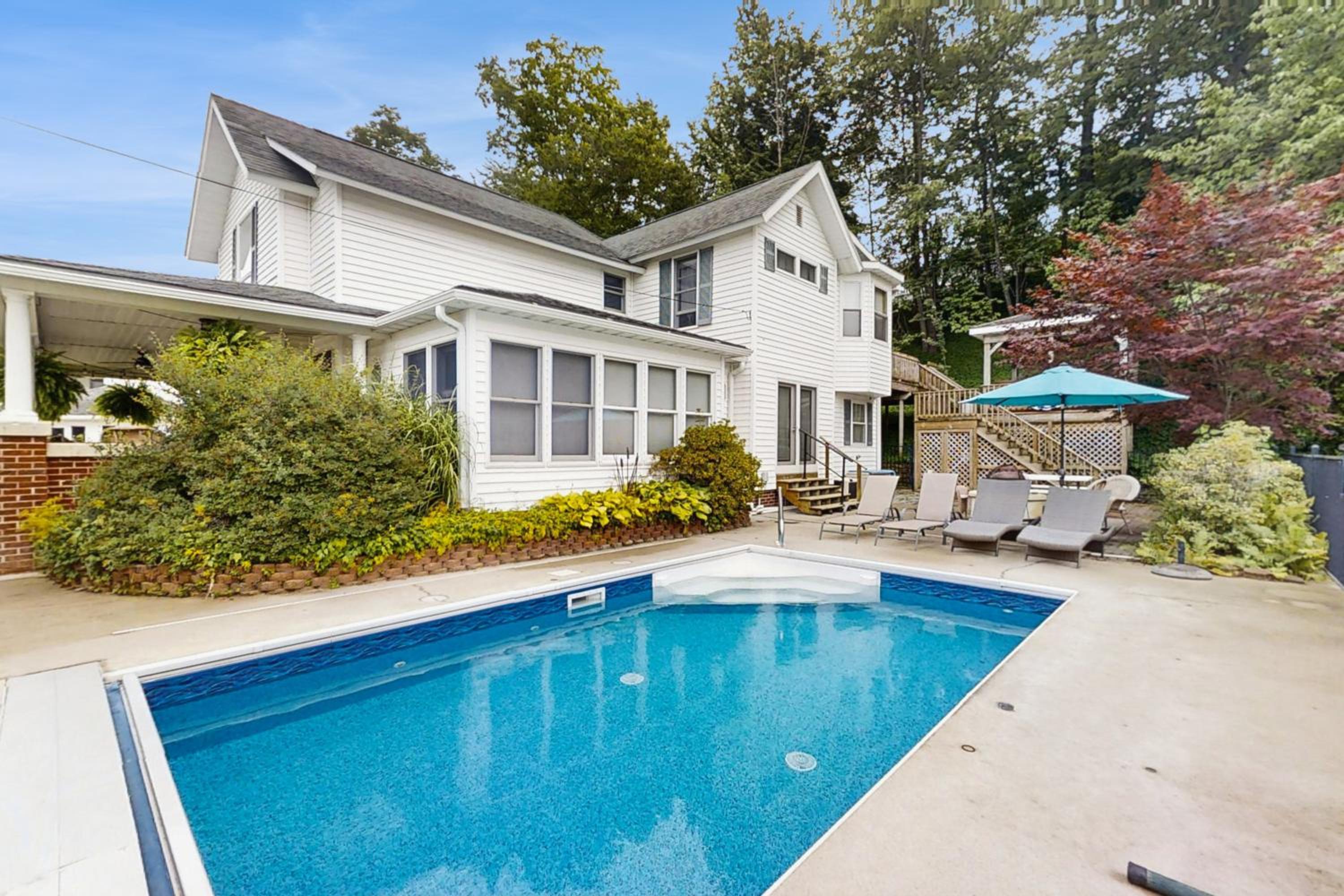 Steps to Crystal Lake! Group Getaway with Hot Tub