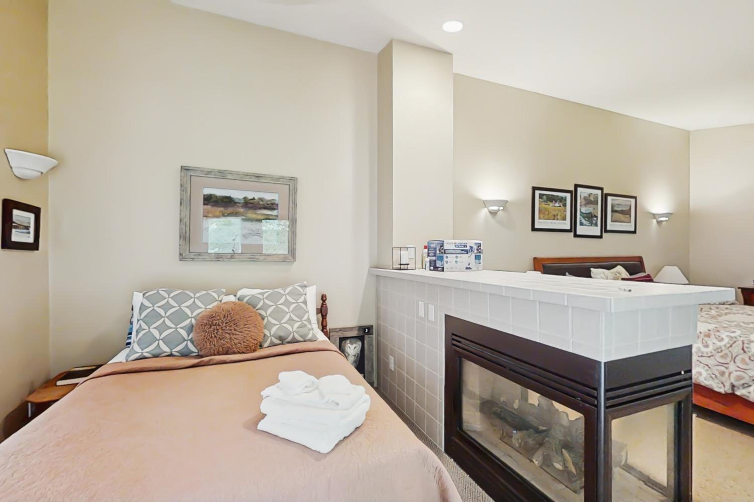 Steps to Crystal Lake! Group Getaway with Hot Tub