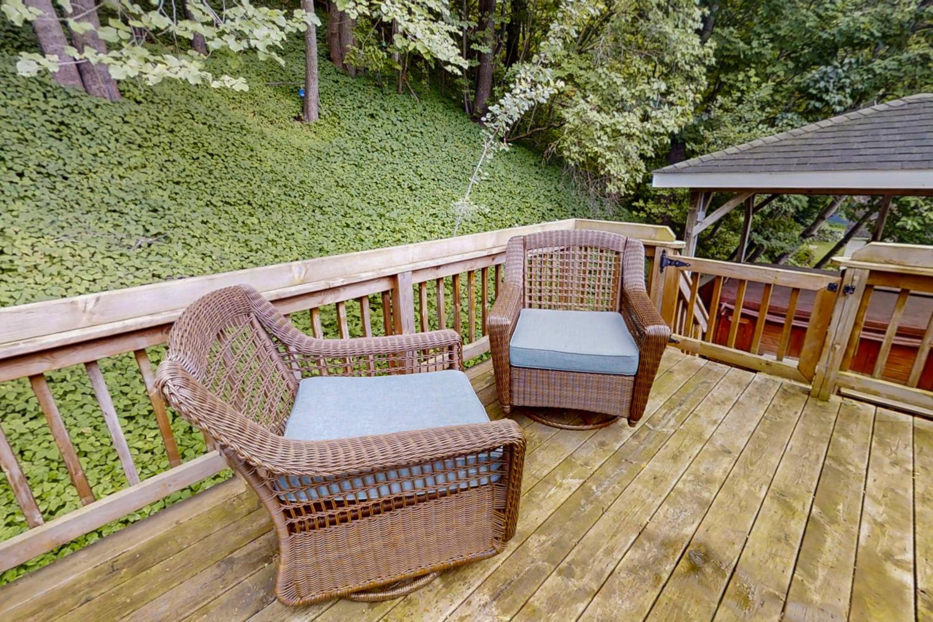 Steps to Crystal Lake! Group Getaway with Hot Tub