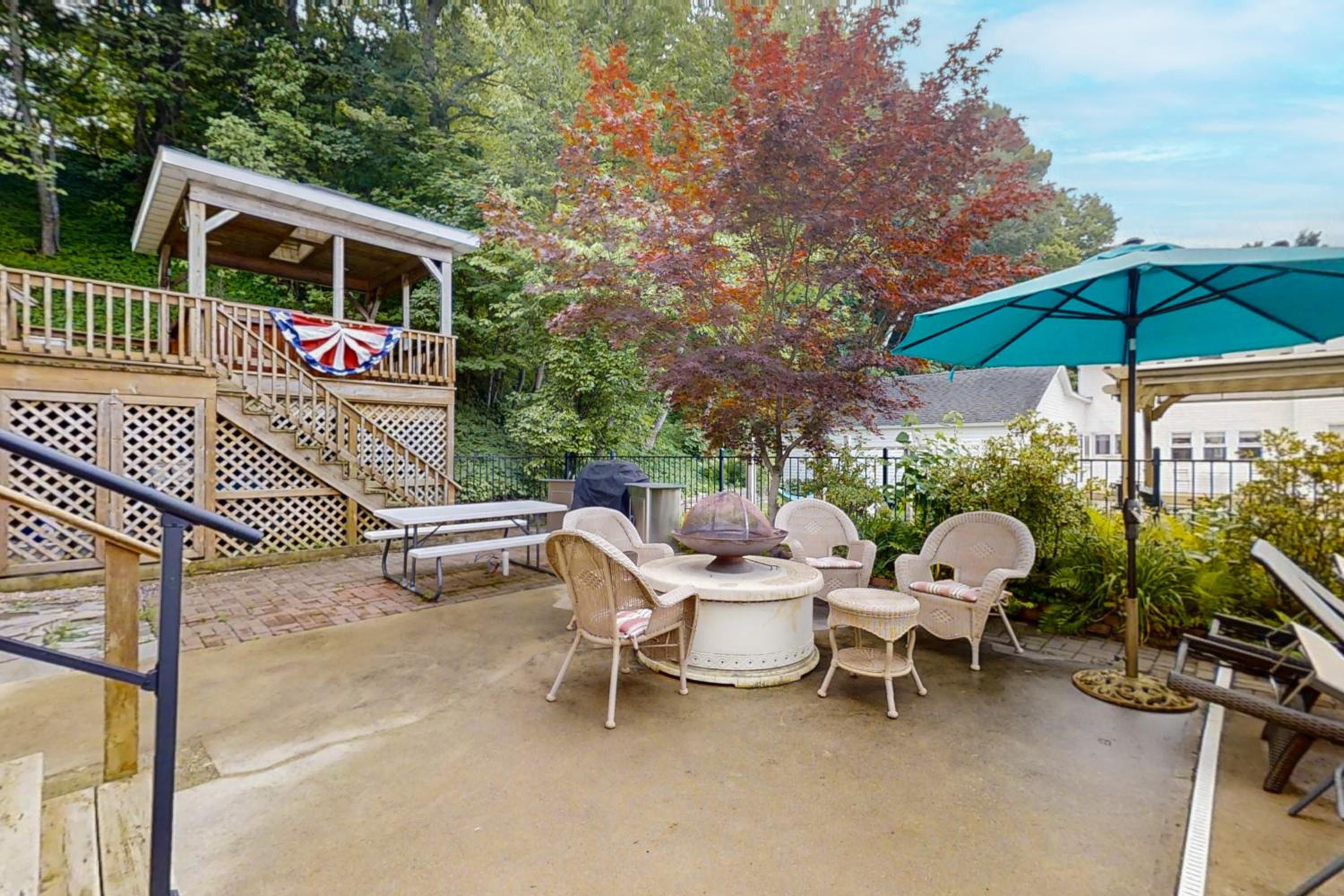 Steps to Crystal Lake! Group Getaway with Hot Tub