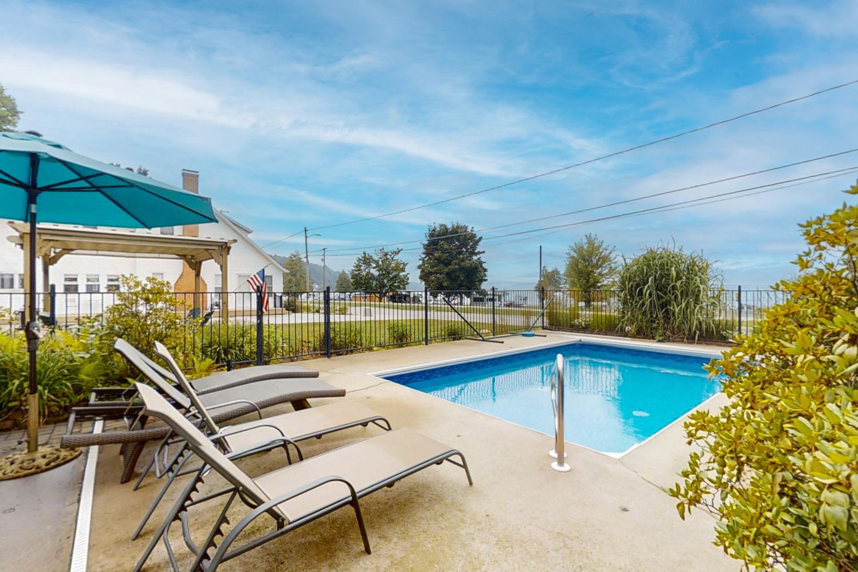 Steps to Crystal Lake! Group Getaway with Hot Tub