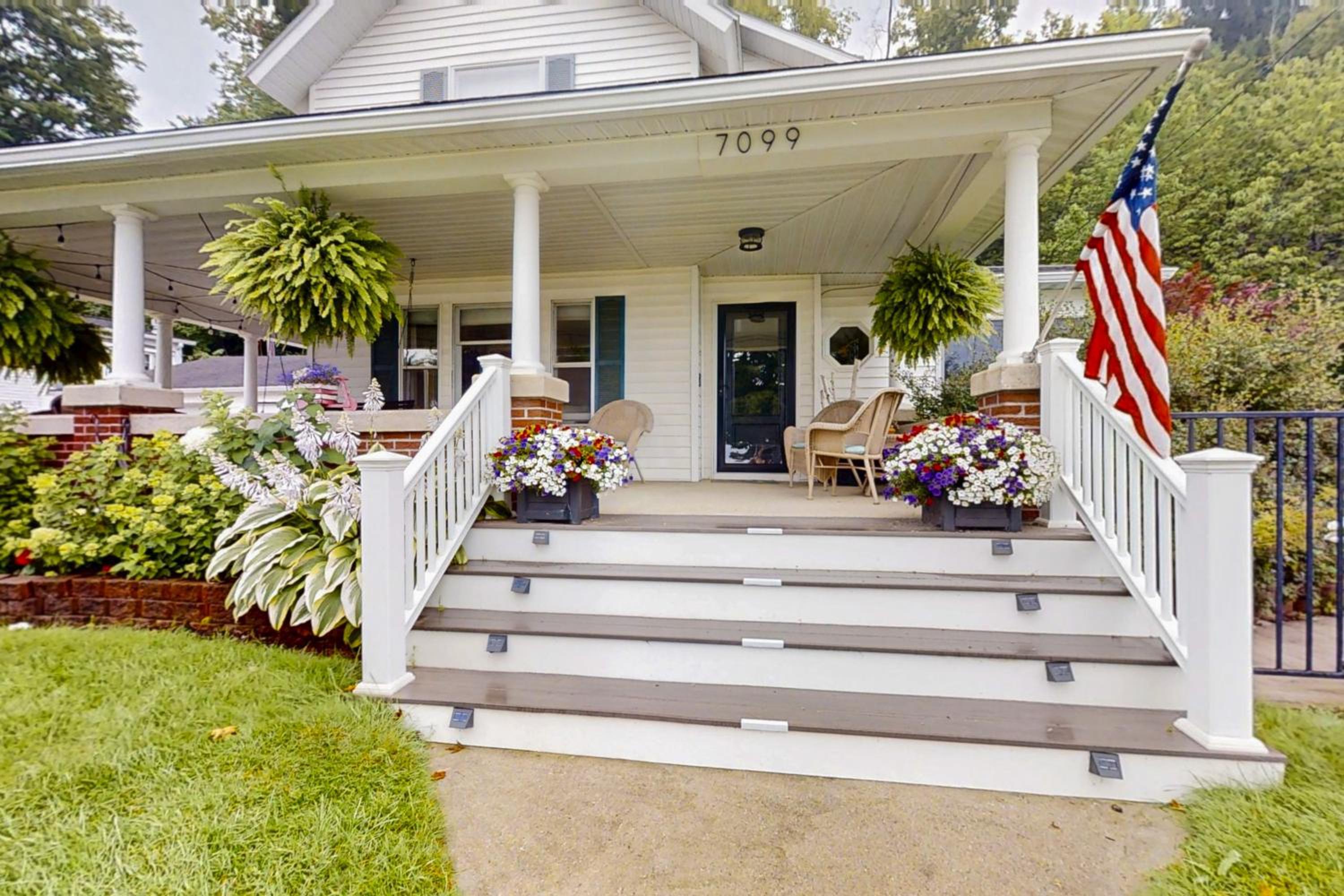 Steps to Crystal Lake! Group Getaway with Hot Tub