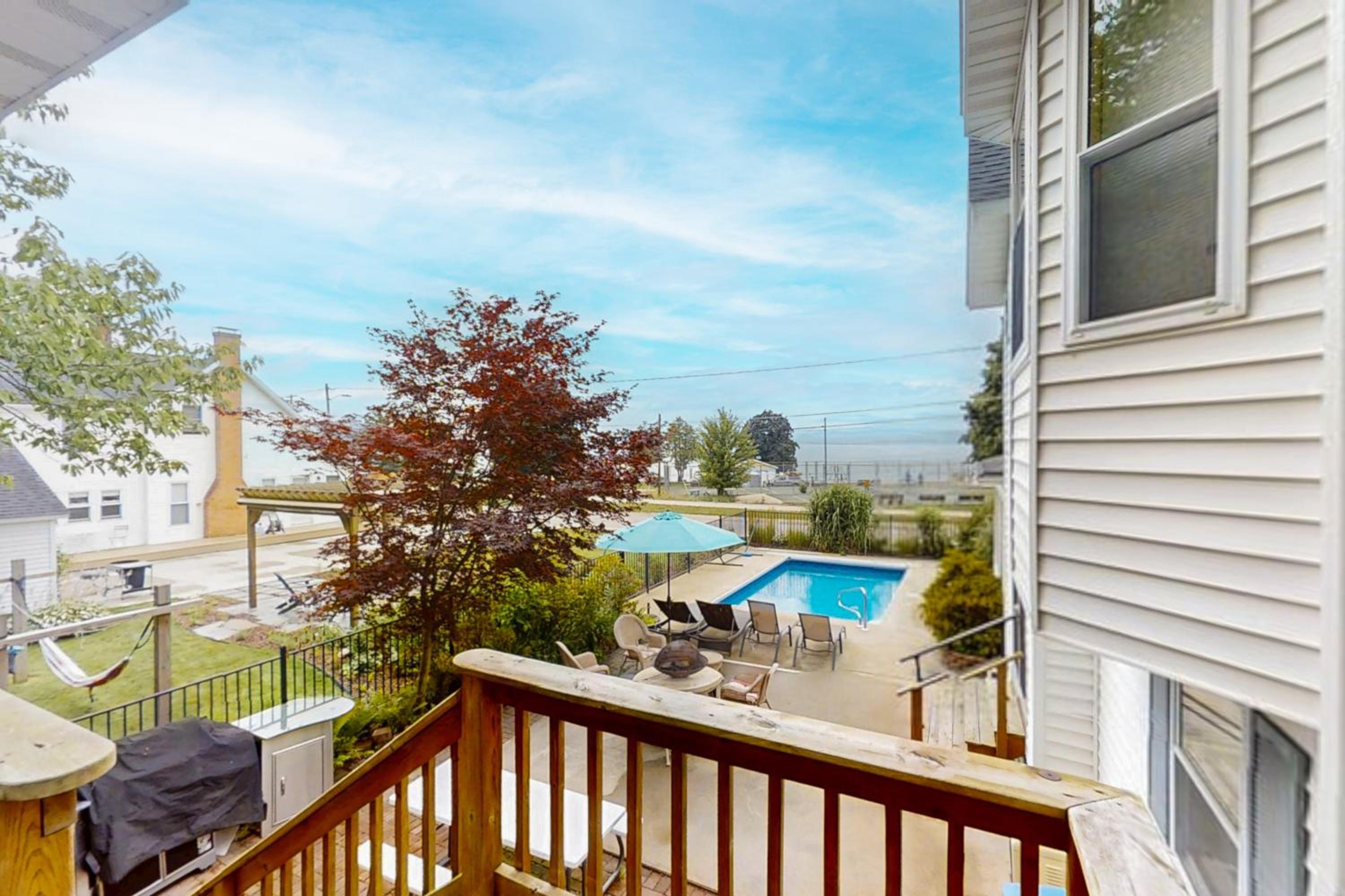 Steps to Crystal Lake! Group Getaway with Hot Tub