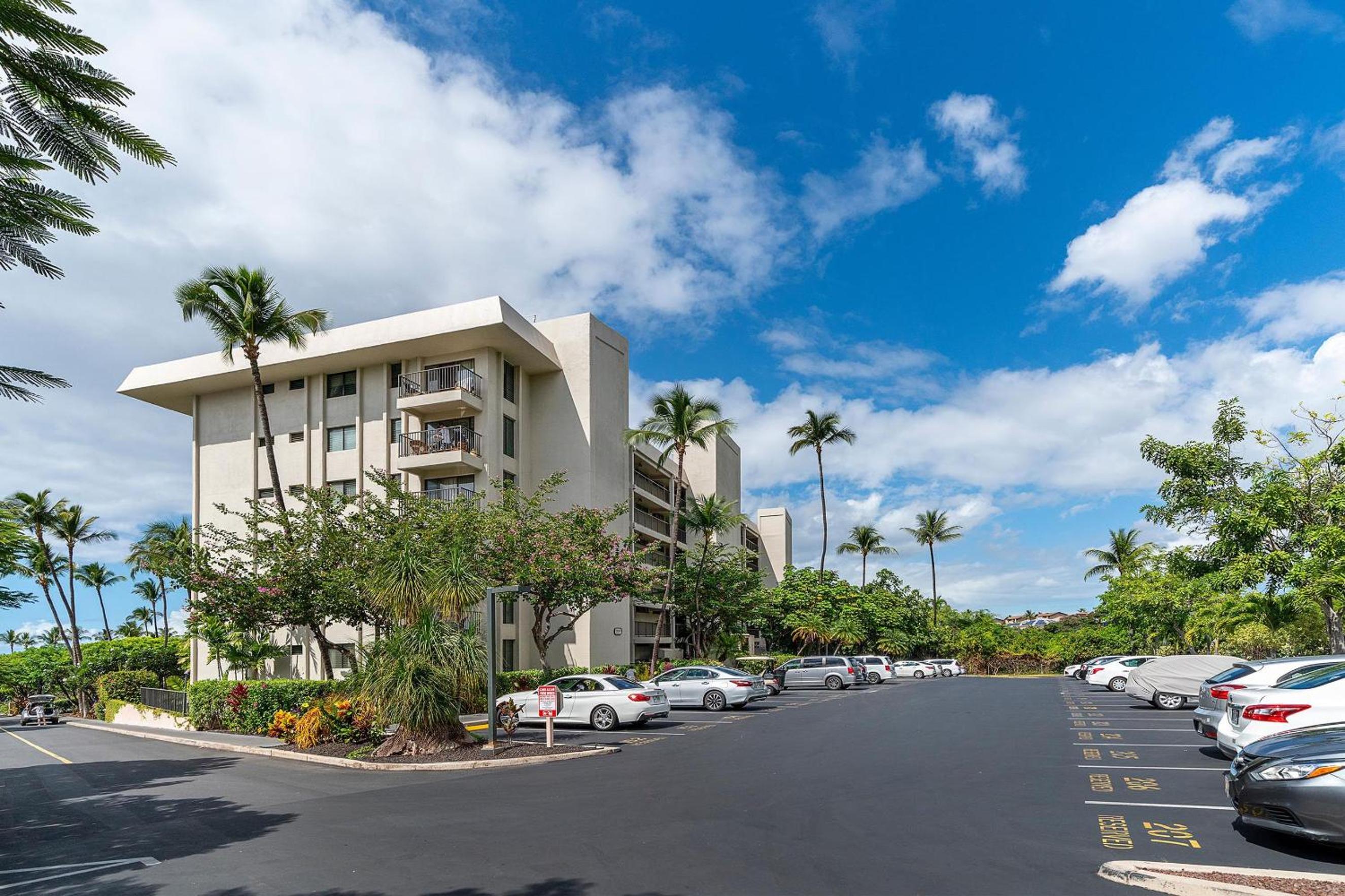 Kihei Akahi D-515: Newly Renovated Ocean View, No Carpet, 3 Zone Split AC, Wi-Fi