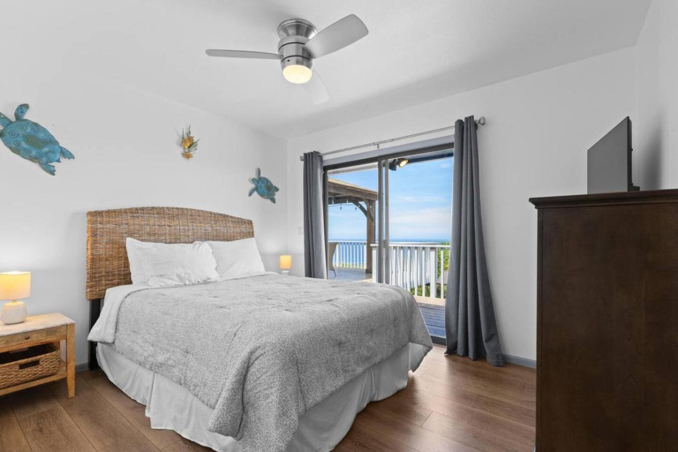 4BR Kona Home with Ocean Views and AC!