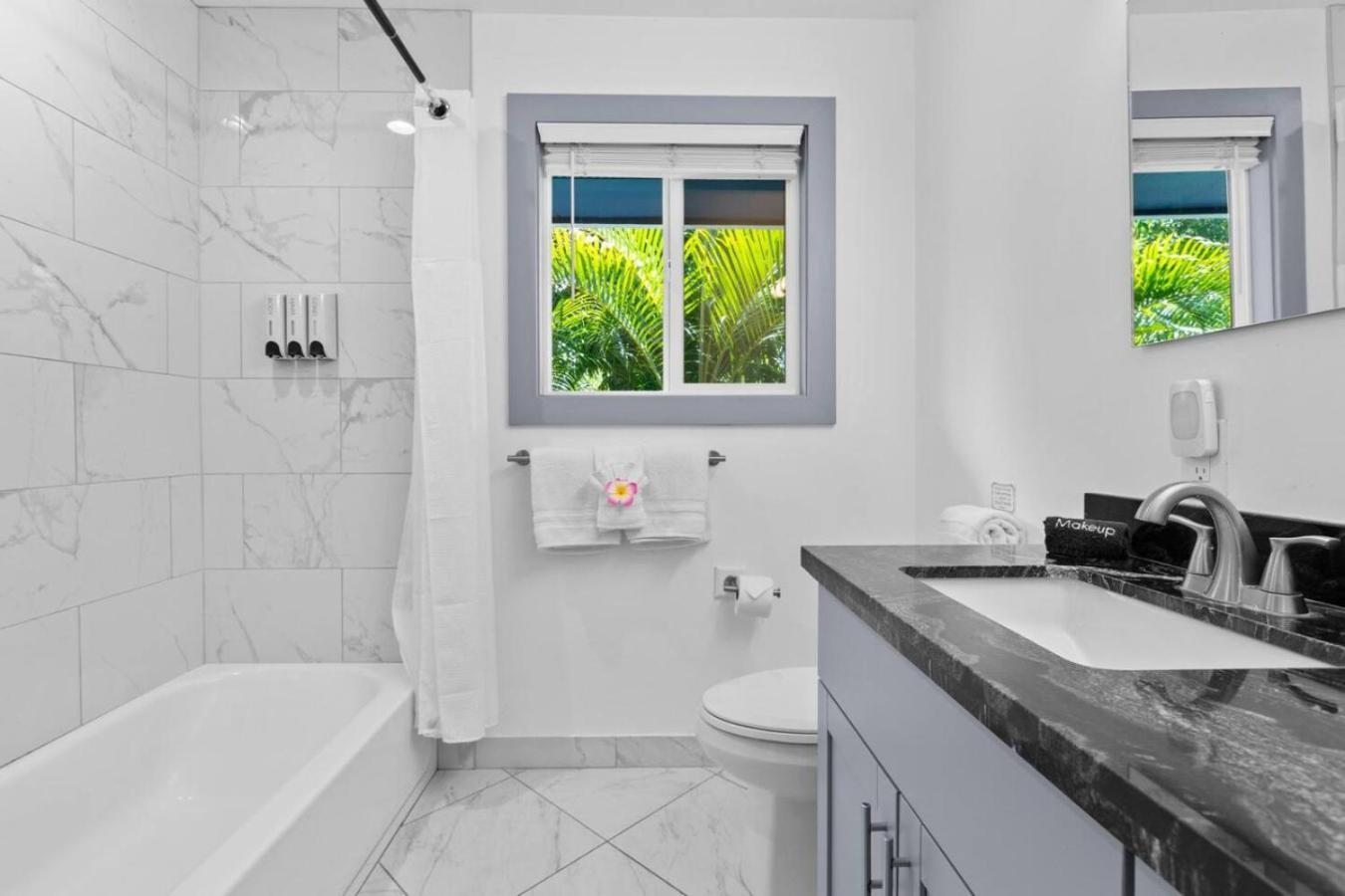 4BR Kona Home with Ocean Views and AC!