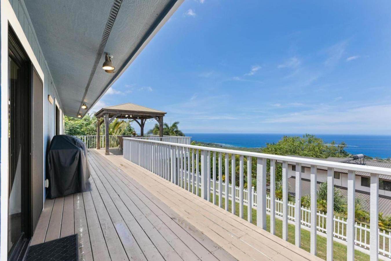 4BR Kona Home with Ocean Views and AC!