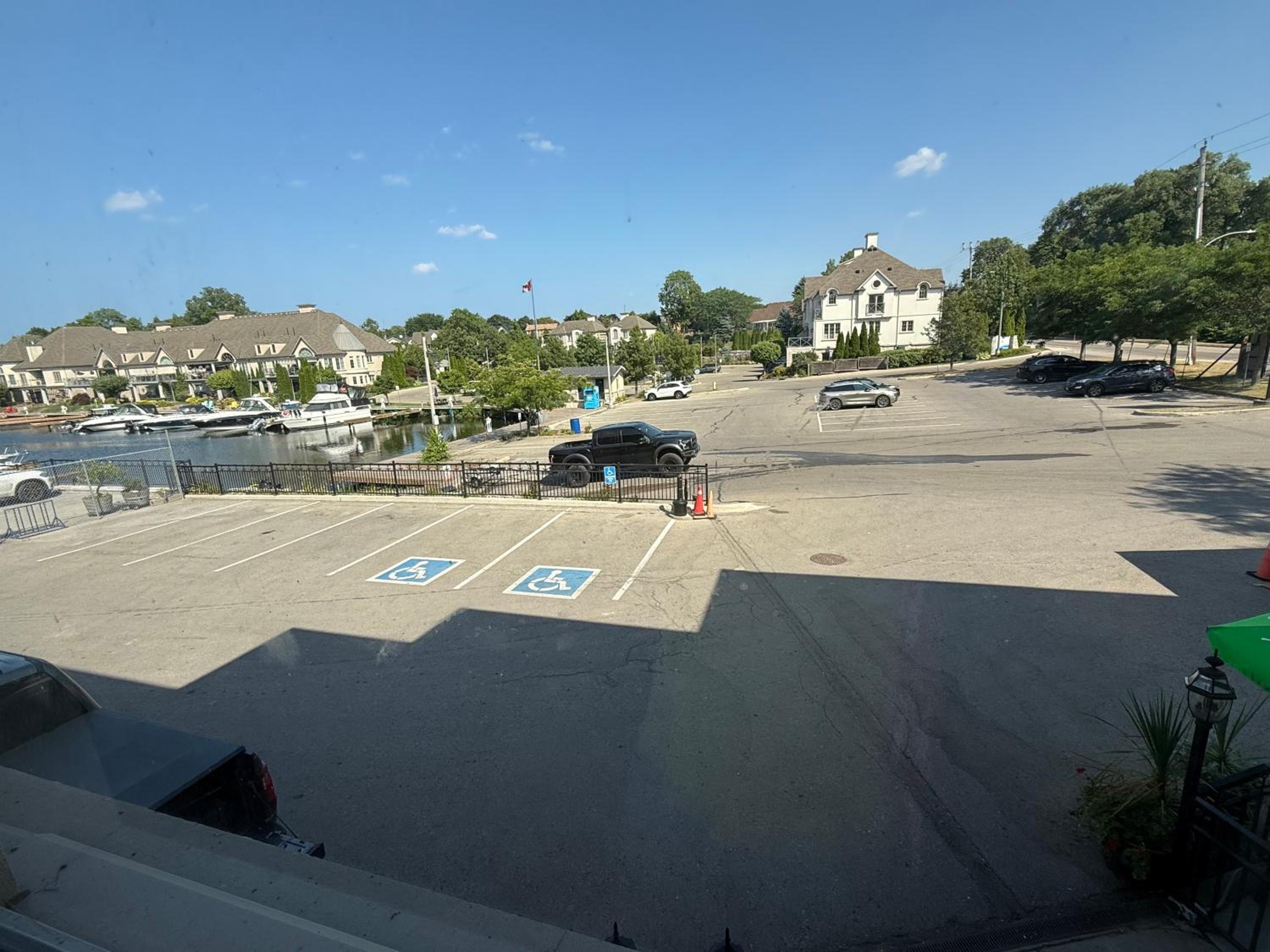 The Marina's Cove - Suite B - WIFI and 2 Free Parking