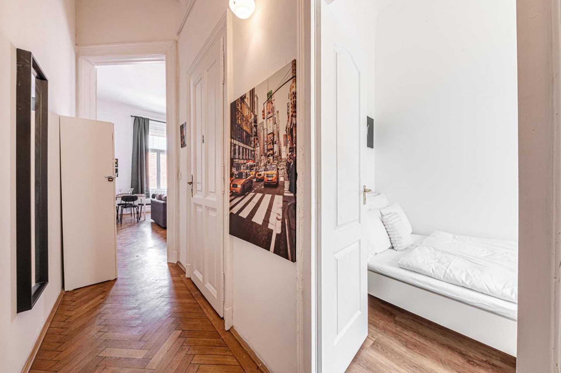 Wander Flat 2BR, Central Location by M2 Metro