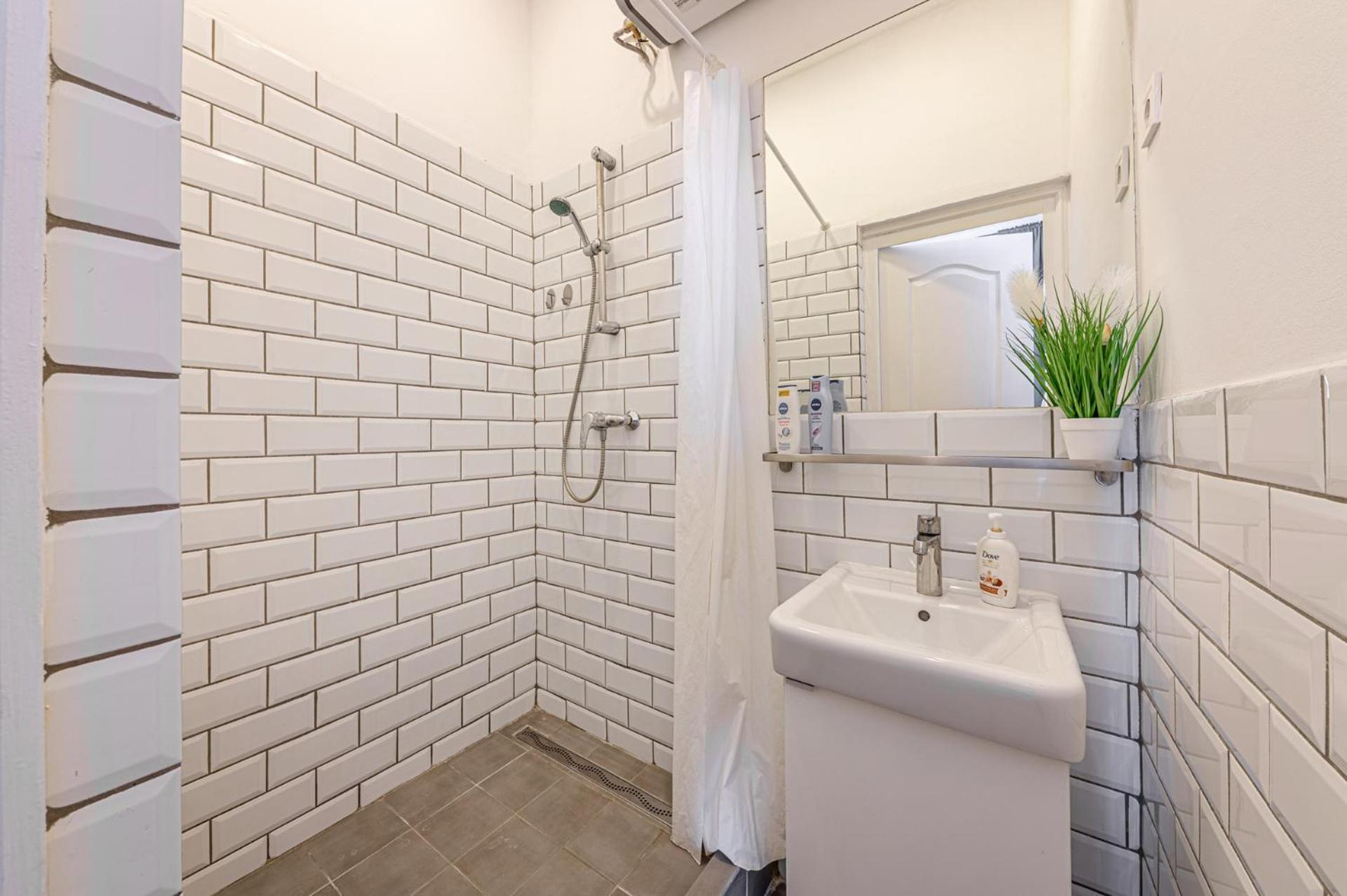 Wander Flat 2BR, Central Location by M2 Metro