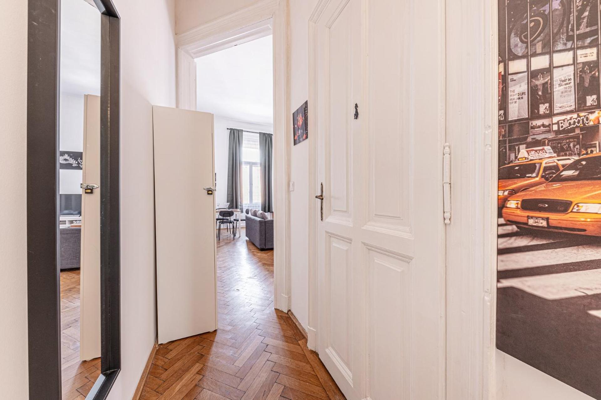 Wander Flat 2BR, Central Location by M2 Metro