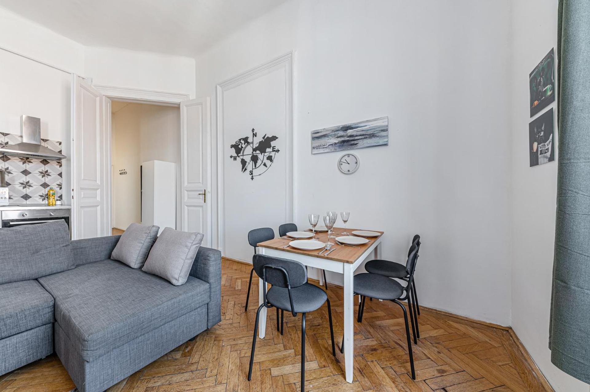 Wander Flat 2BR, Central Location by M2 Metro