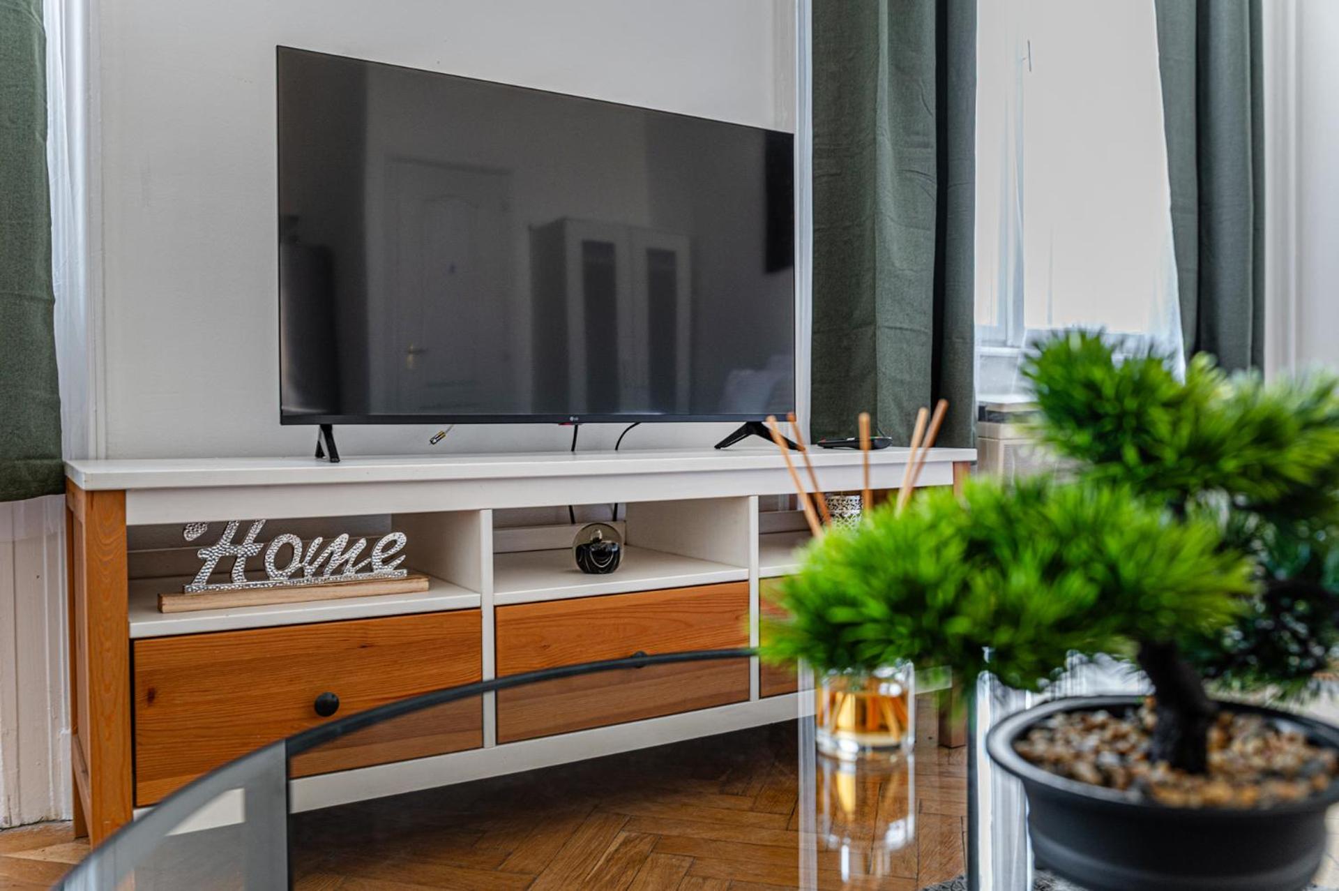 Wander Flat 2BR, Central Location by M2 Metro