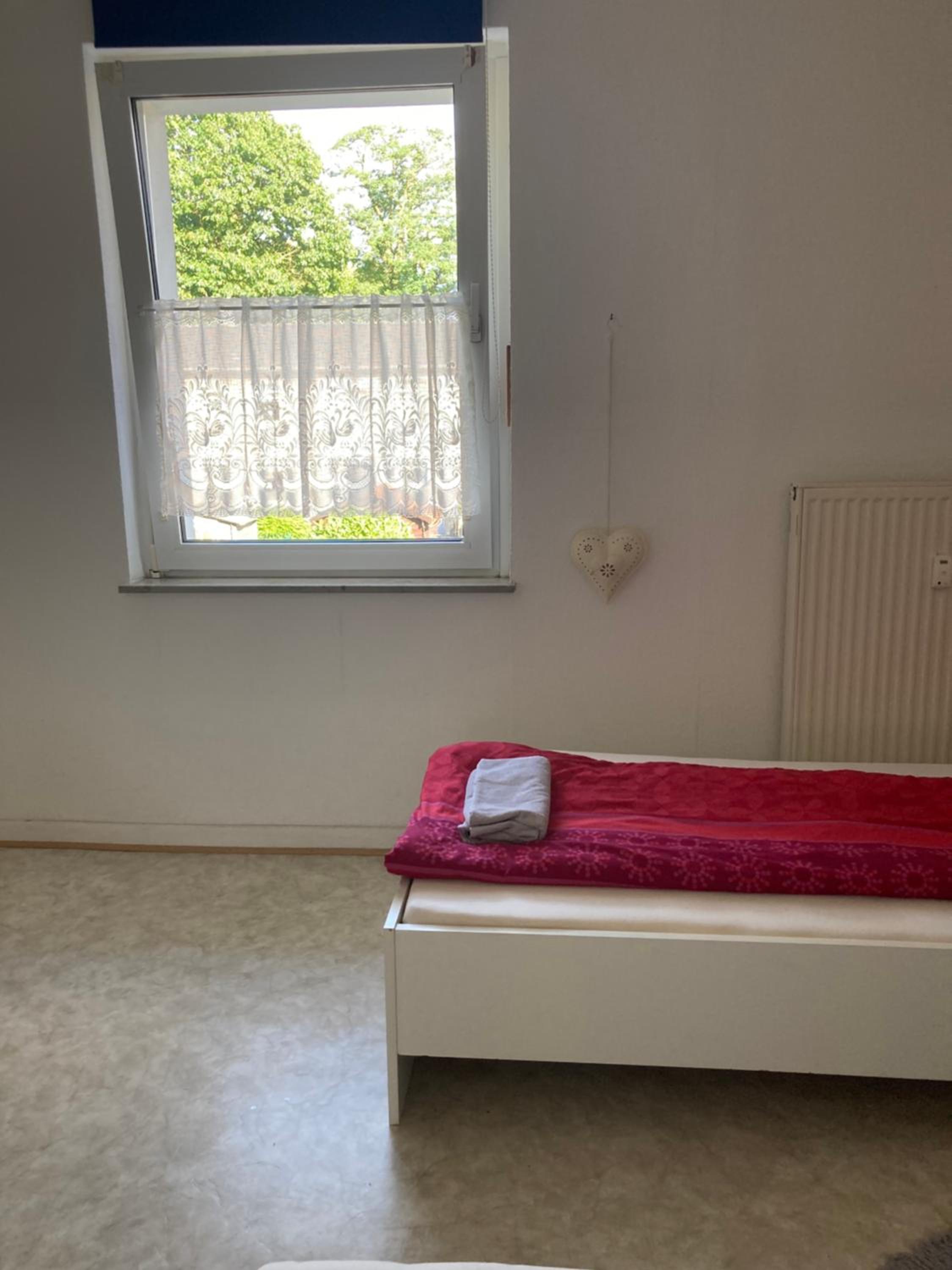 Gemütliches ganzes Apartment, selbst check in Küche Parkplatz Waschmaschine Kamin Terrasse Garten,eigene Dusche und WC