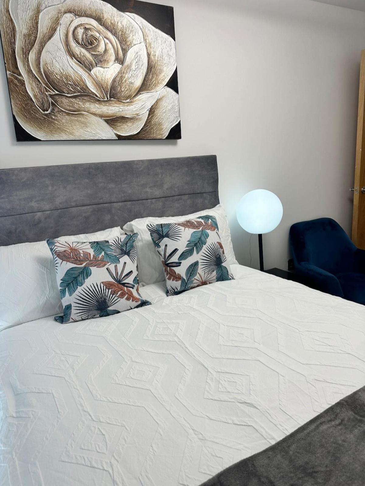 Mega3 Central Manchester Luxury 2-Bedroom,2-Baths with Free Car Park