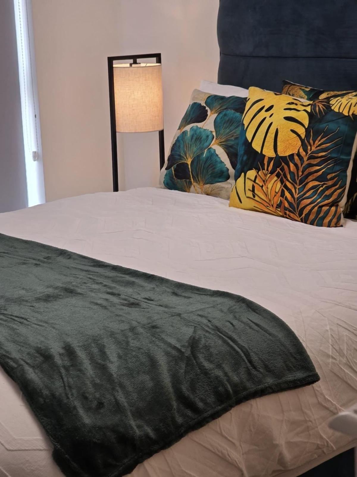 Mega3 Central Manchester Luxury 2-Bedroom,2-Baths with Free Car Park
