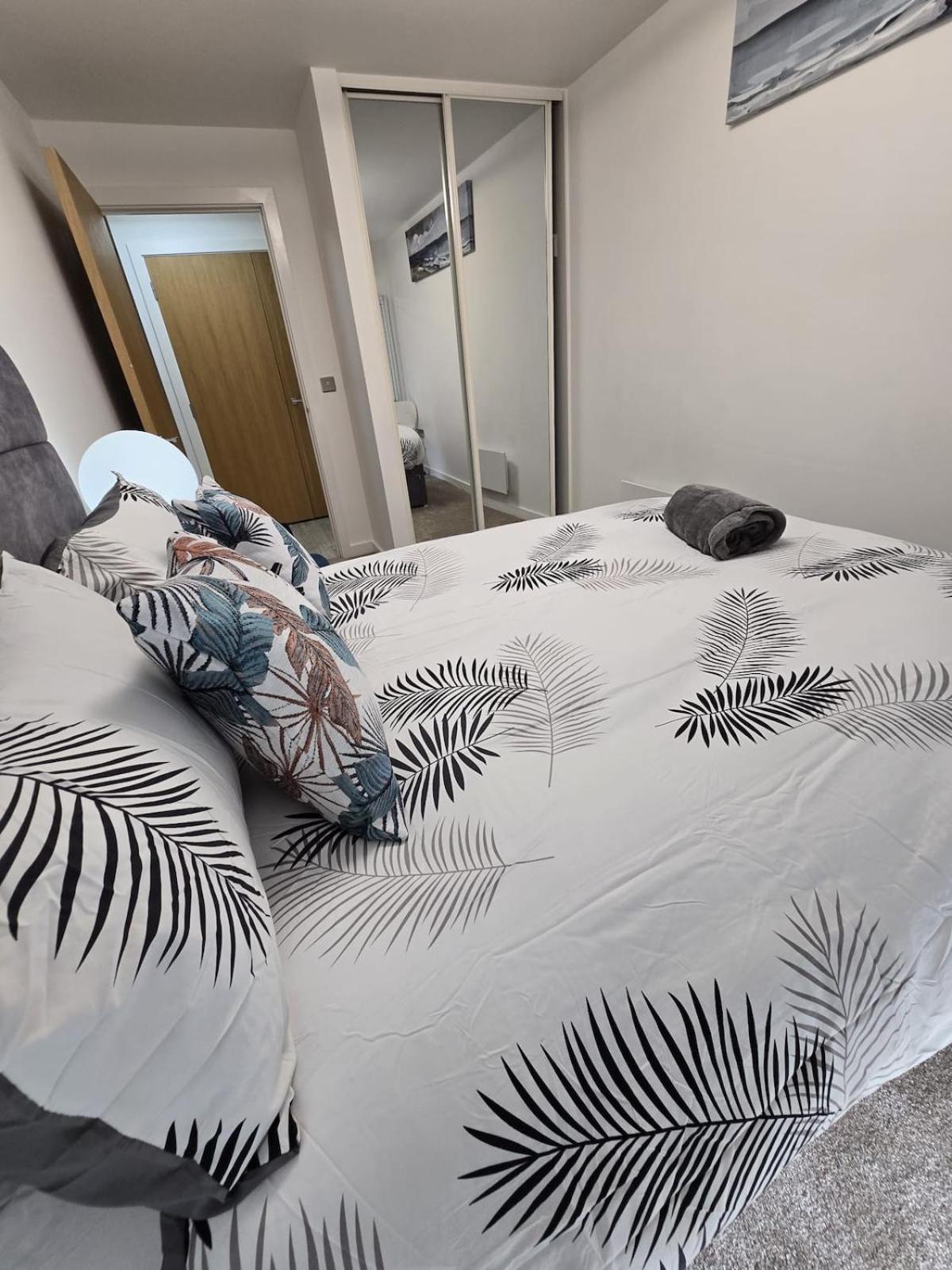 Mega3 Central Manchester Luxury 2-Bedroom,2-Baths with Free Car Park