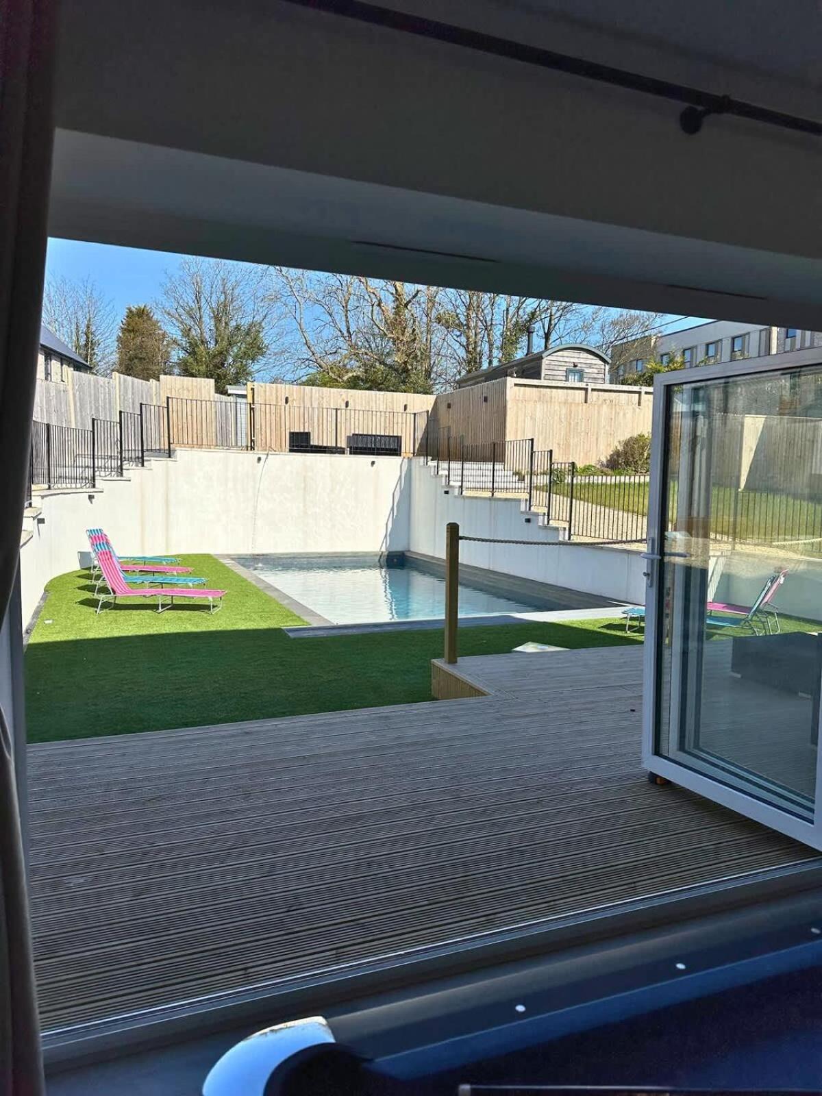 Charmandene - Luxury 5 Bed with Pool and Gated Parking