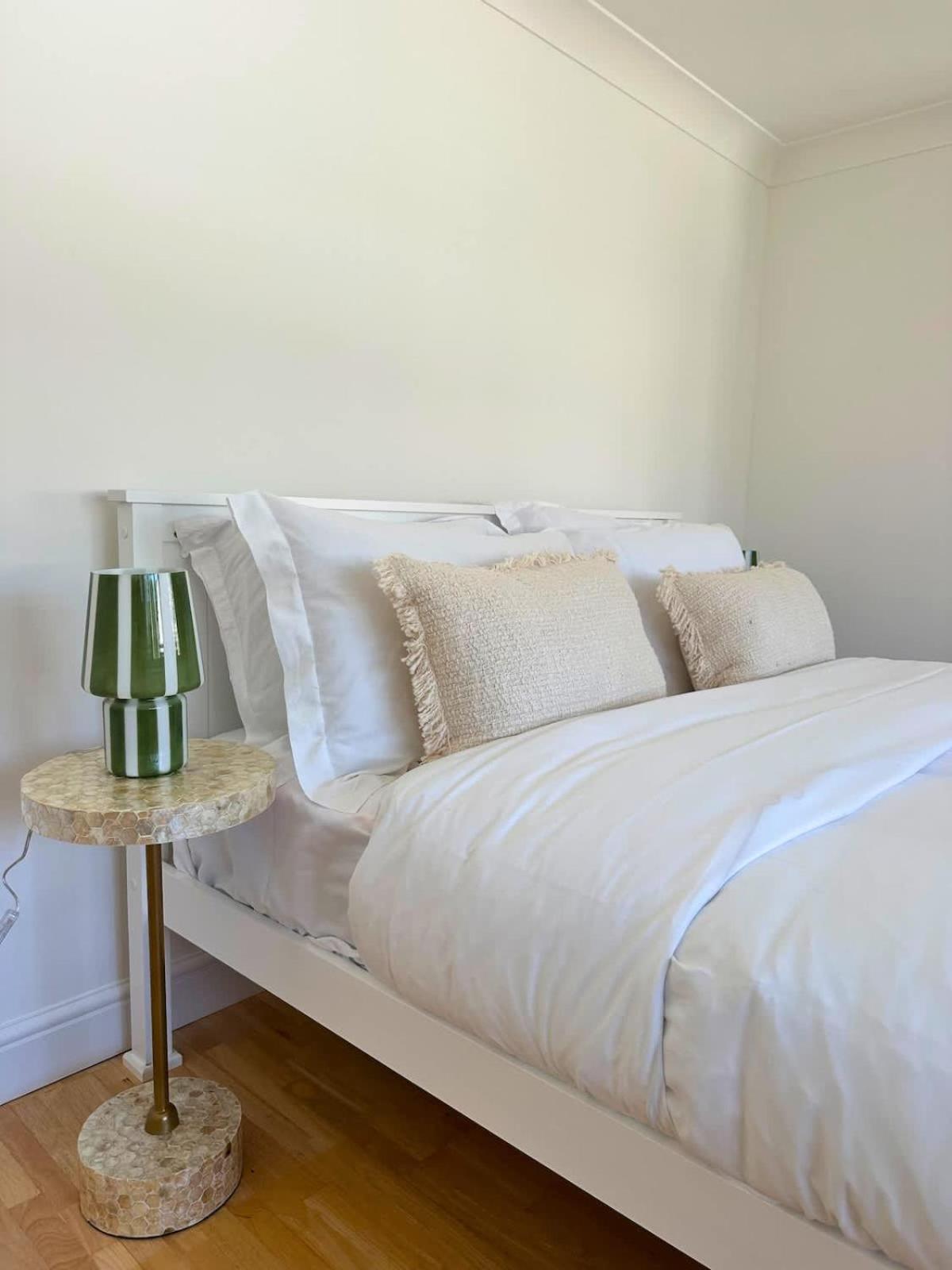Charmandene - Luxury 5 Bed with Pool and Gated Parking