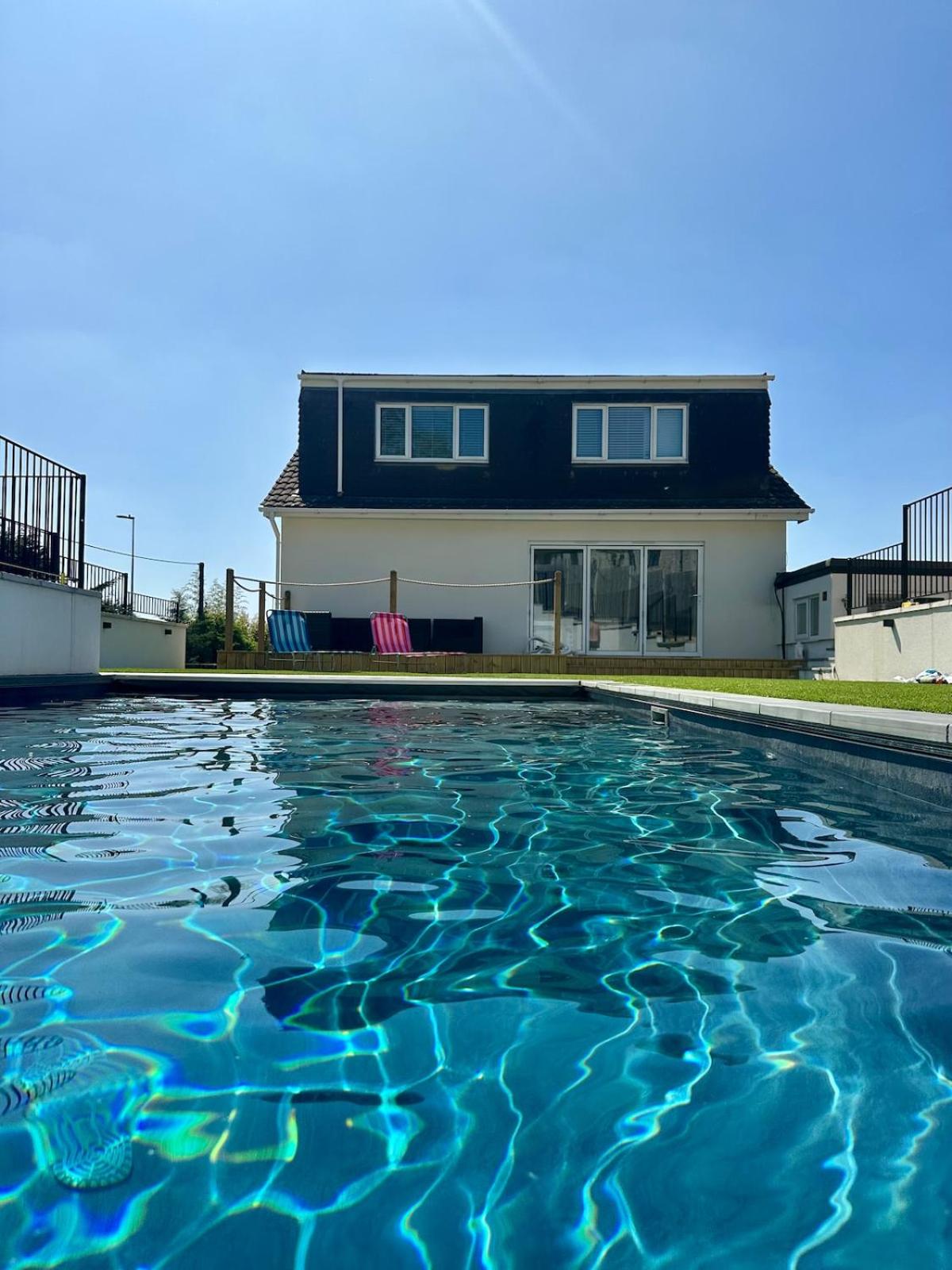 Charmandene - Luxury 5 Bed with Pool and Gated Parking