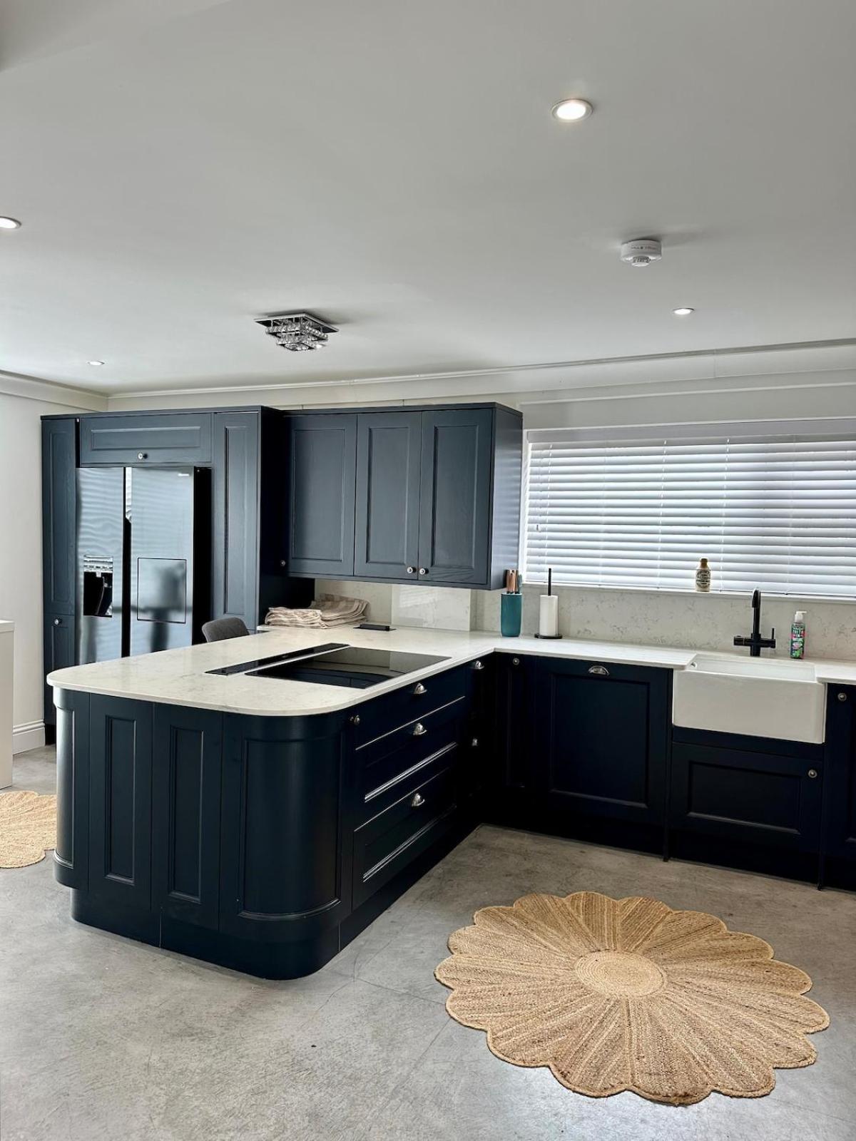 Charmandene - Luxury 5 Bed with Pool and Gated Parking