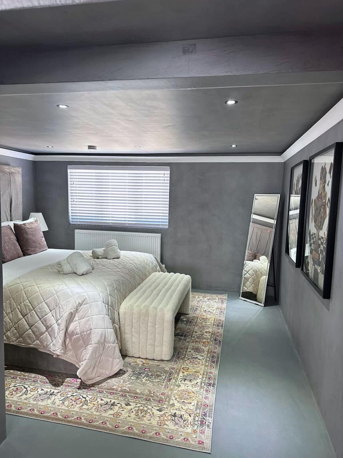 Charmandene - Luxury 5 Bed with Pool and Gated Parking