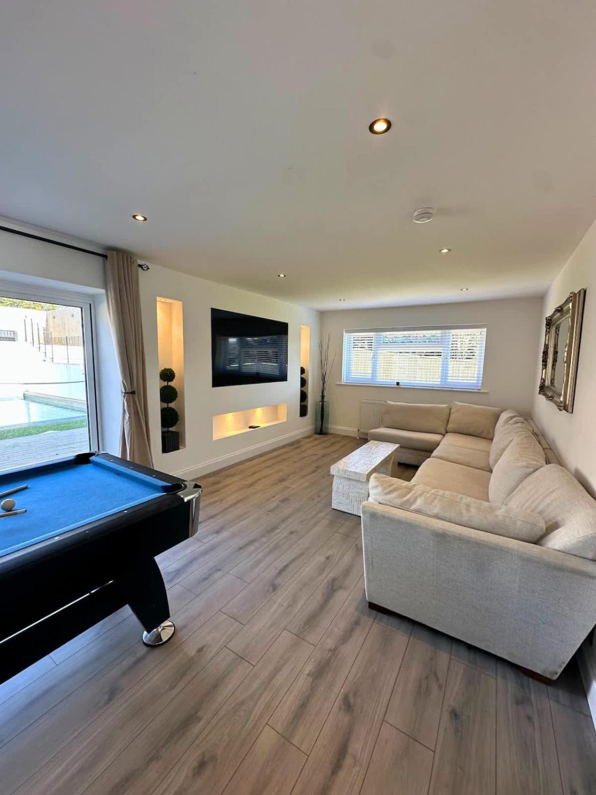 Charmandene - Luxury 5 Bed with Pool and Gated Parking