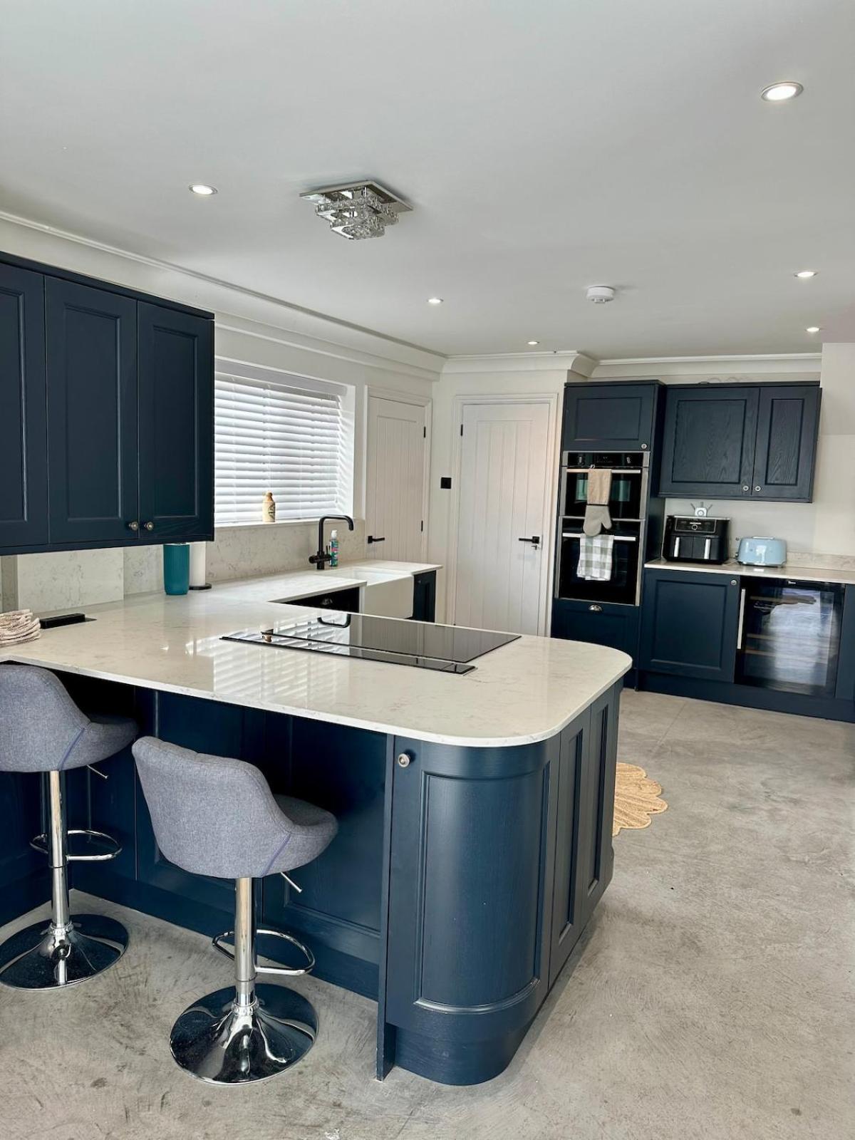 Charmandene - Luxury 5 Bed with Pool and Gated Parking