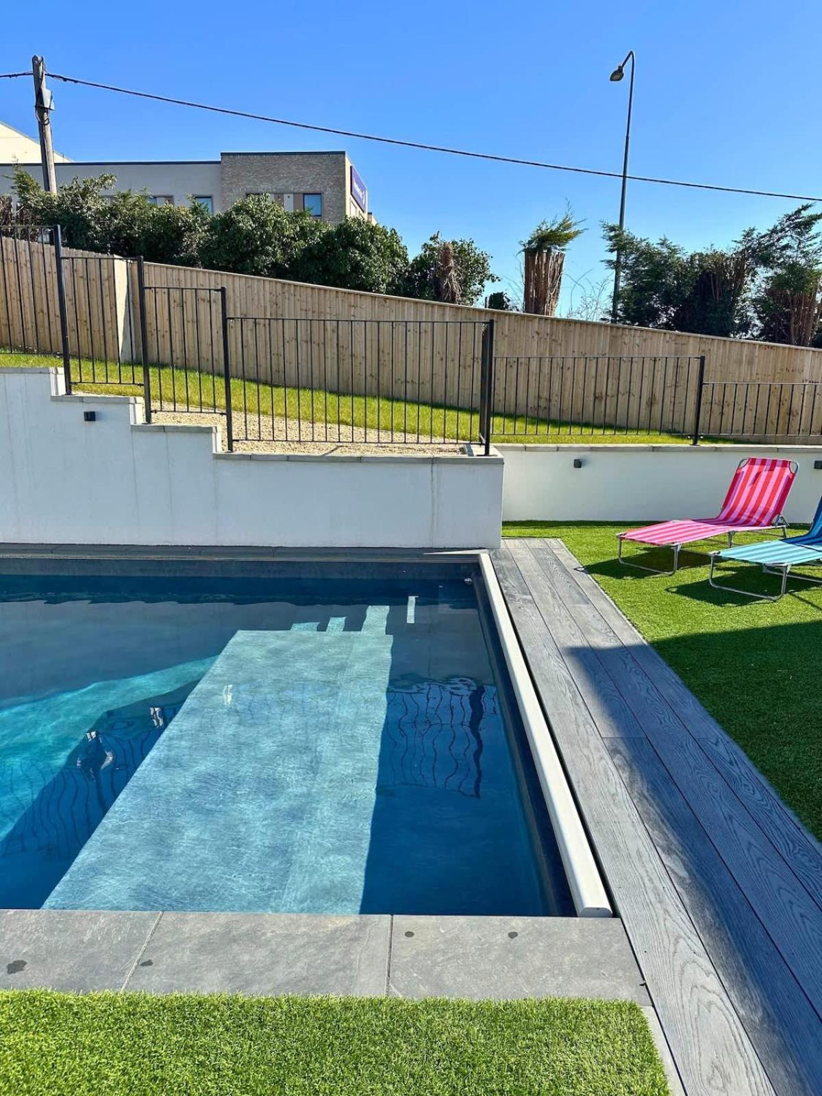 Charmandene - Luxury 5 Bed with Pool and Gated Parking