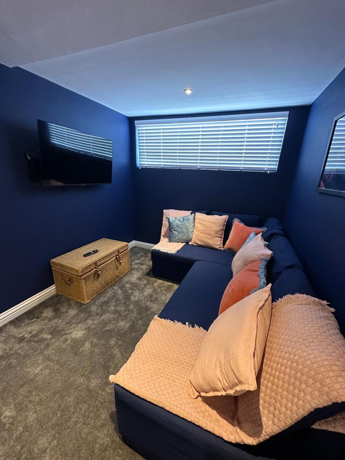 Charmandene - Luxury 5 Bed with Pool and Gated Parking
