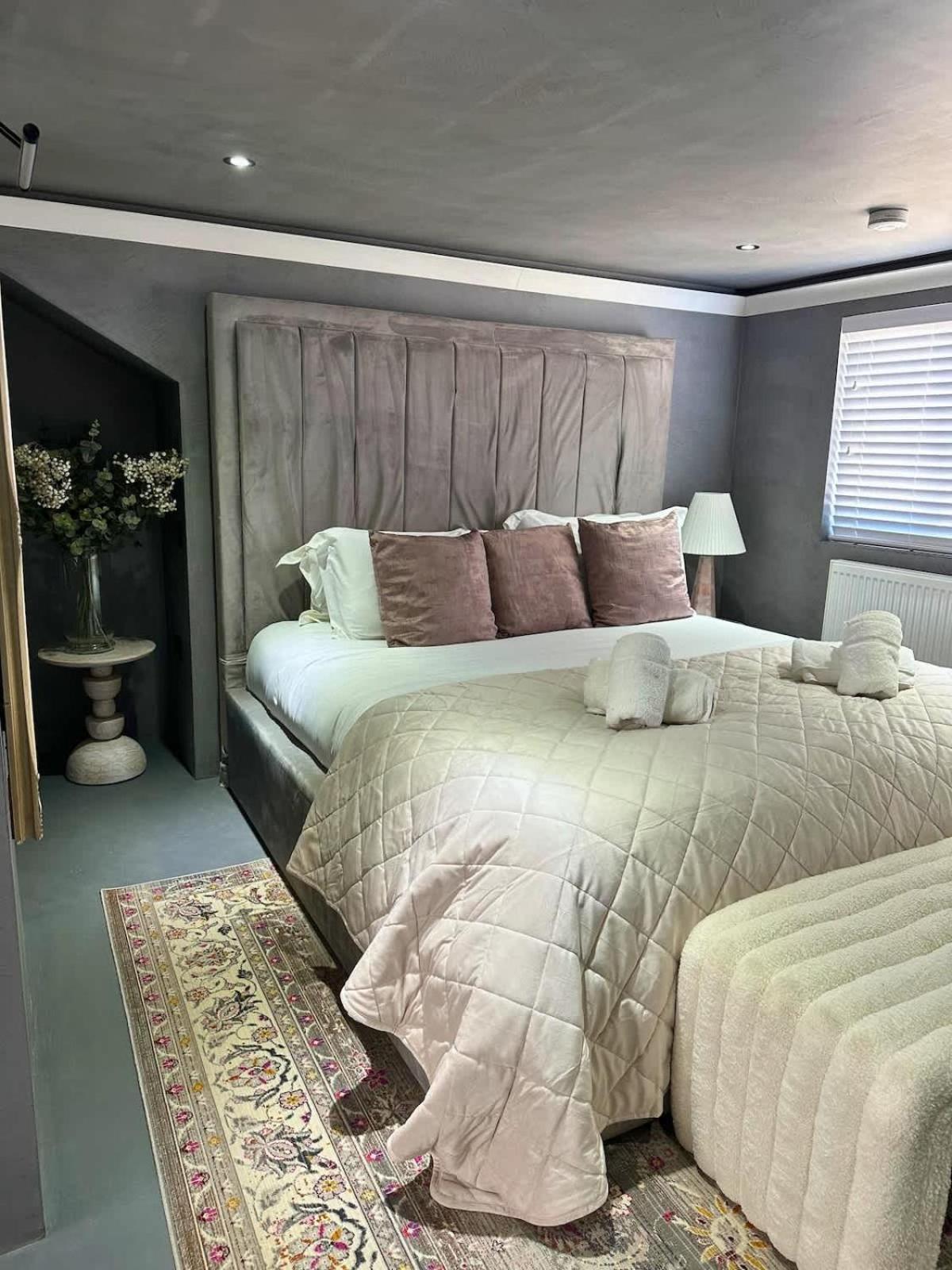 Charmandene - Luxury 5 Bed with Pool and Gated Parking