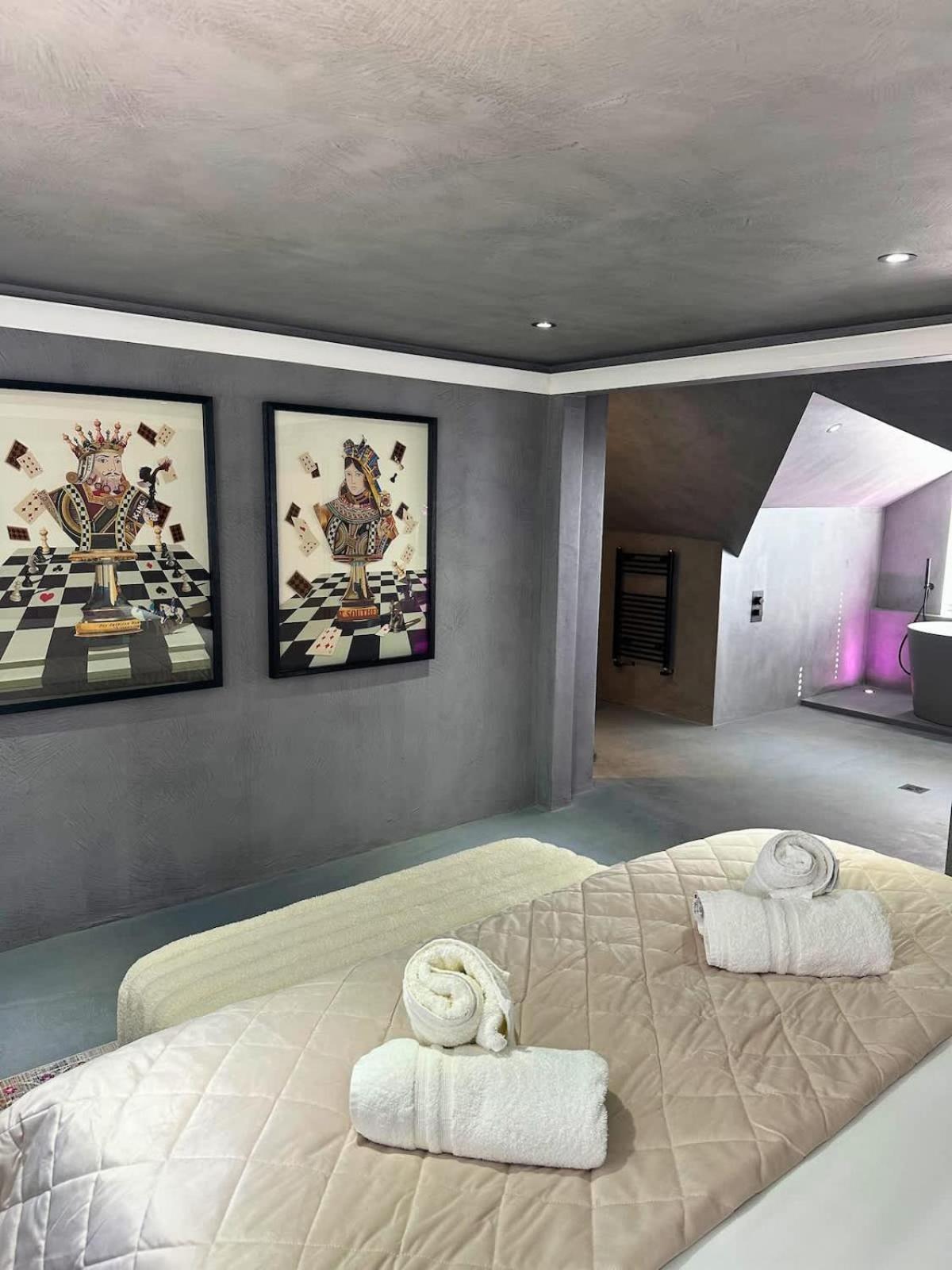 Charmandene - Luxury 5 Bed with Pool and Gated Parking