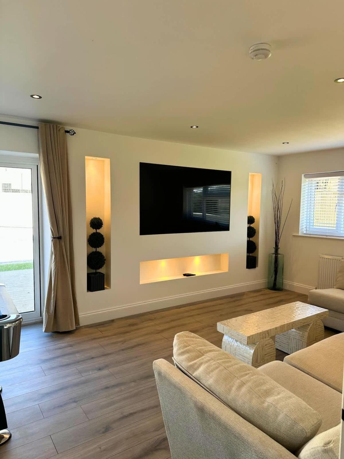 Charmandene - Luxury 5 Bed with Pool and Gated Parking