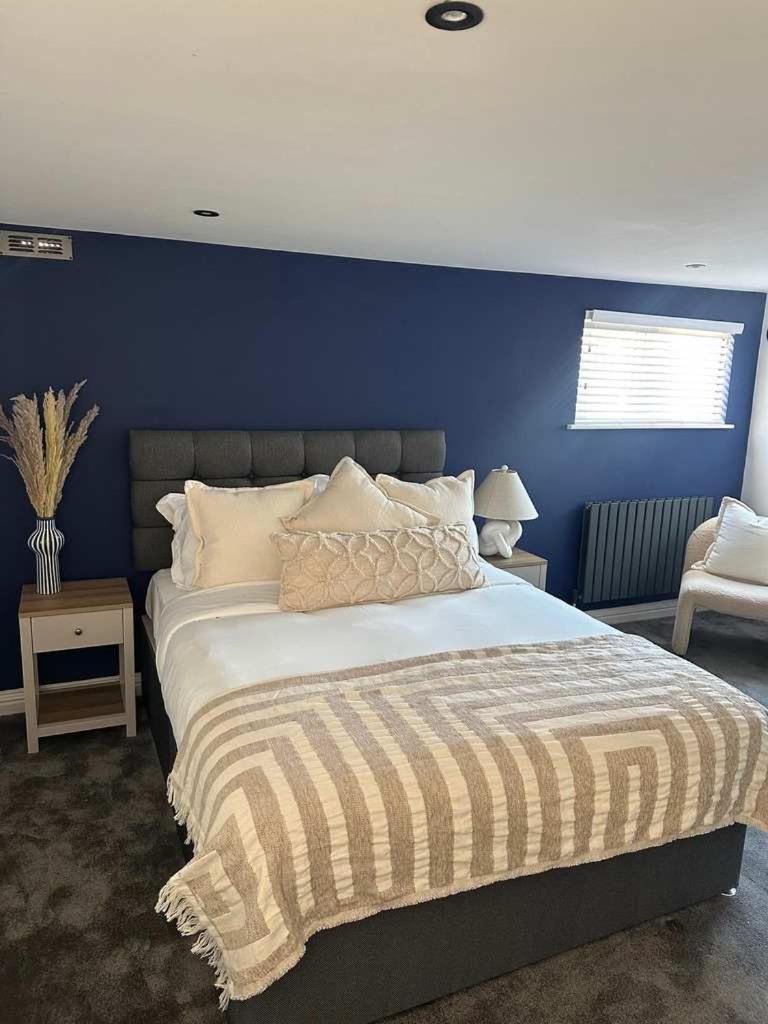 Charmandene - Luxury 5 Bed with Pool and Gated Parking