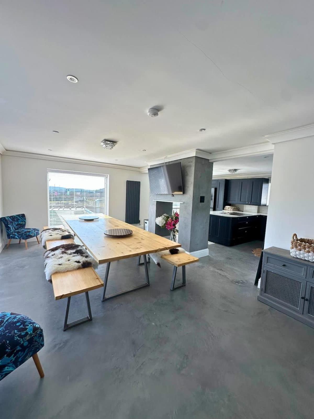 Charmandene - Luxury 5 Bed with Pool and Gated Parking