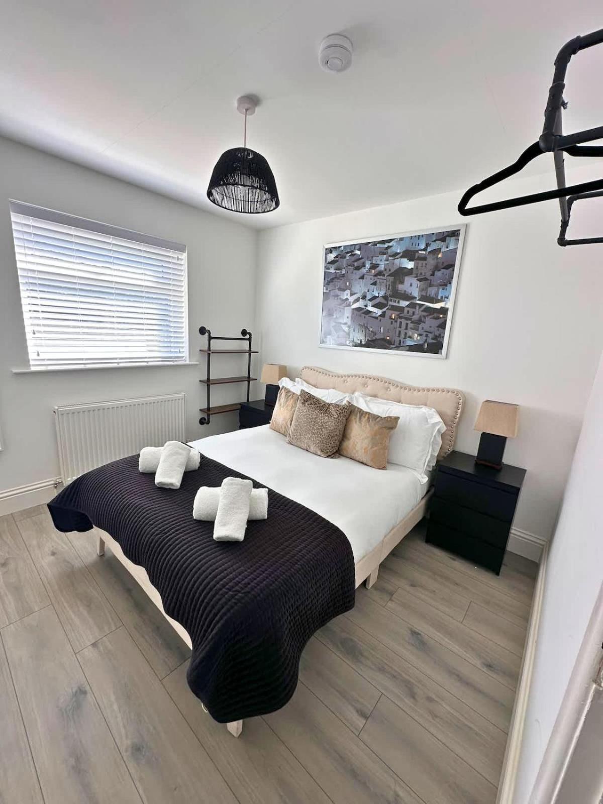 Charmandene - Luxury 5 Bed with Pool and Gated Parking