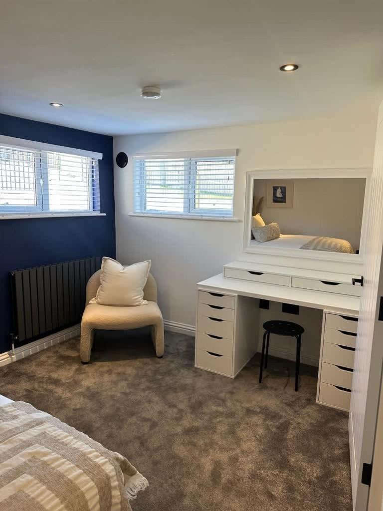 Charmandene - Luxury 5 Bed with Pool and Gated Parking