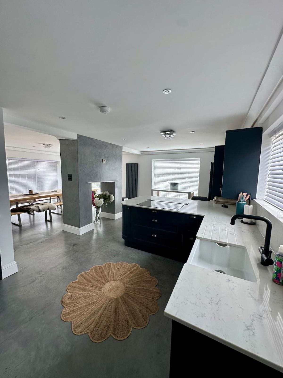 Charmandene - Luxury 5 Bed with Pool and Gated Parking
