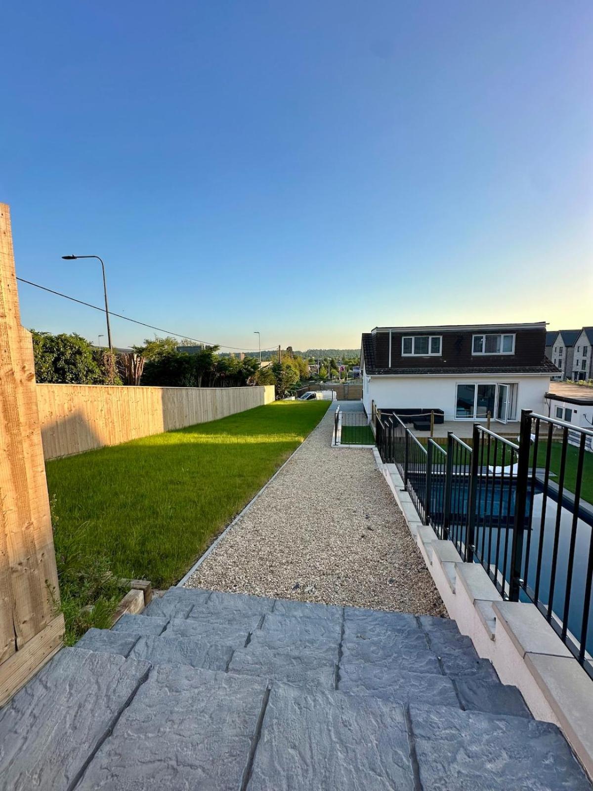 Charmandene - Luxury 5 Bed with Pool and Gated Parking
