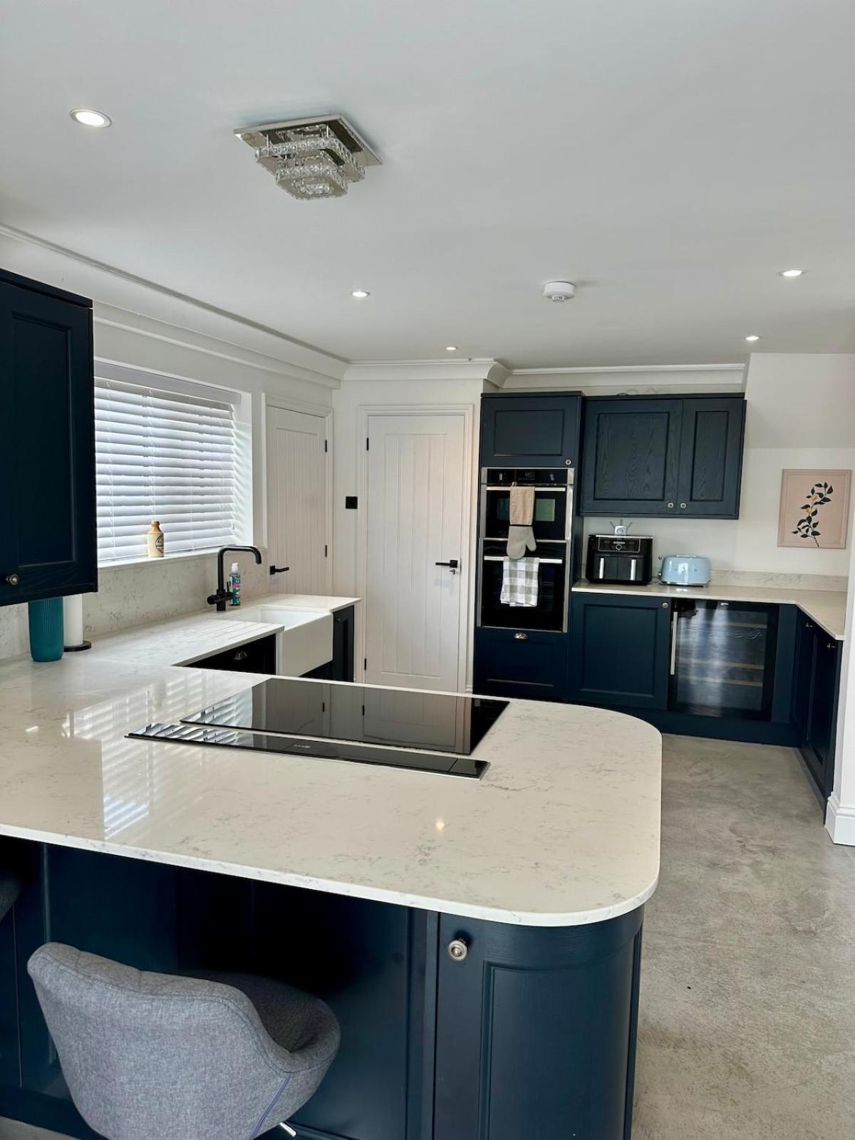 Charmandene - Luxury 5 Bed with Pool and Gated Parking