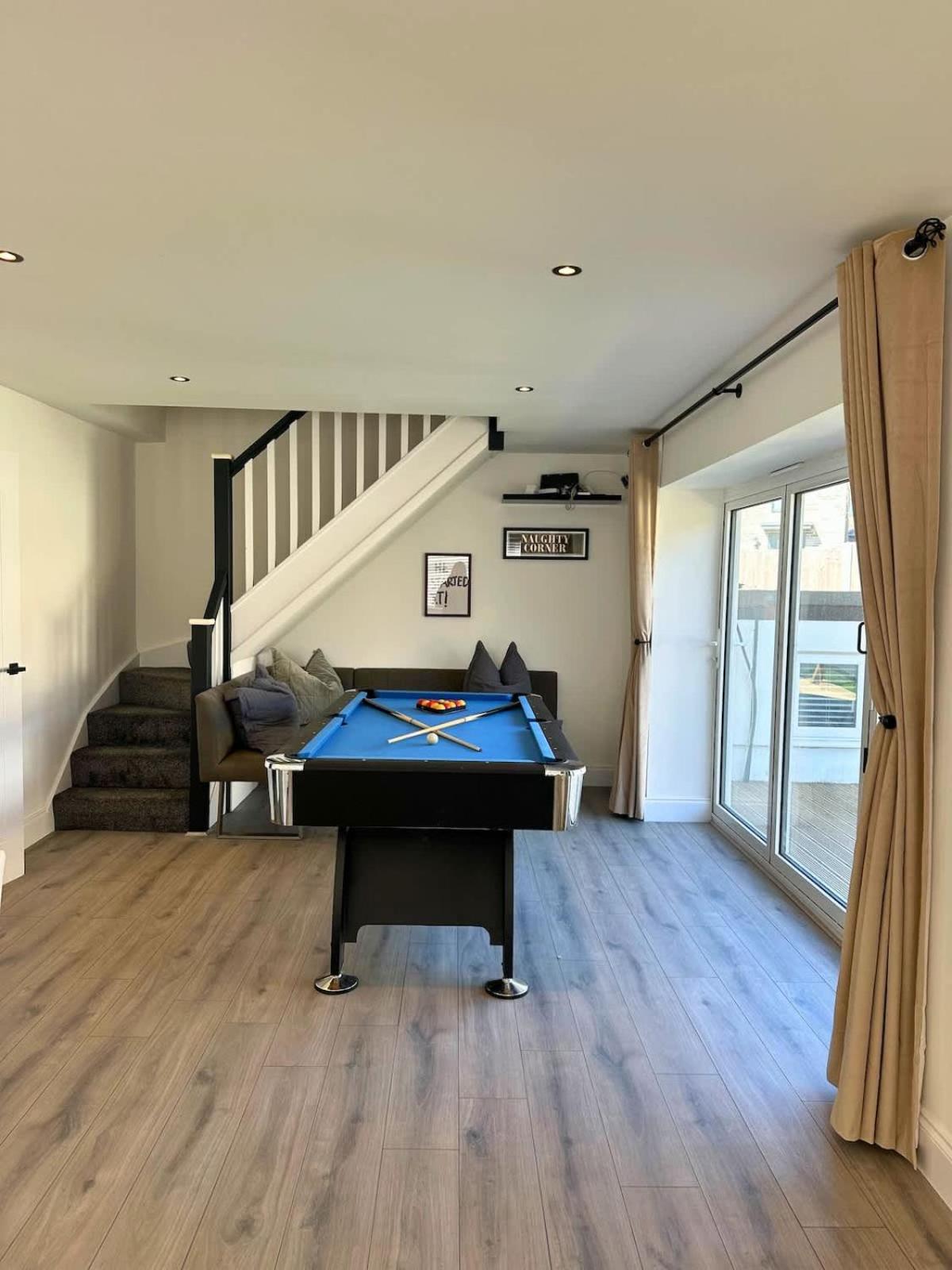 Charmandene - Luxury 5 Bed with Pool and Gated Parking