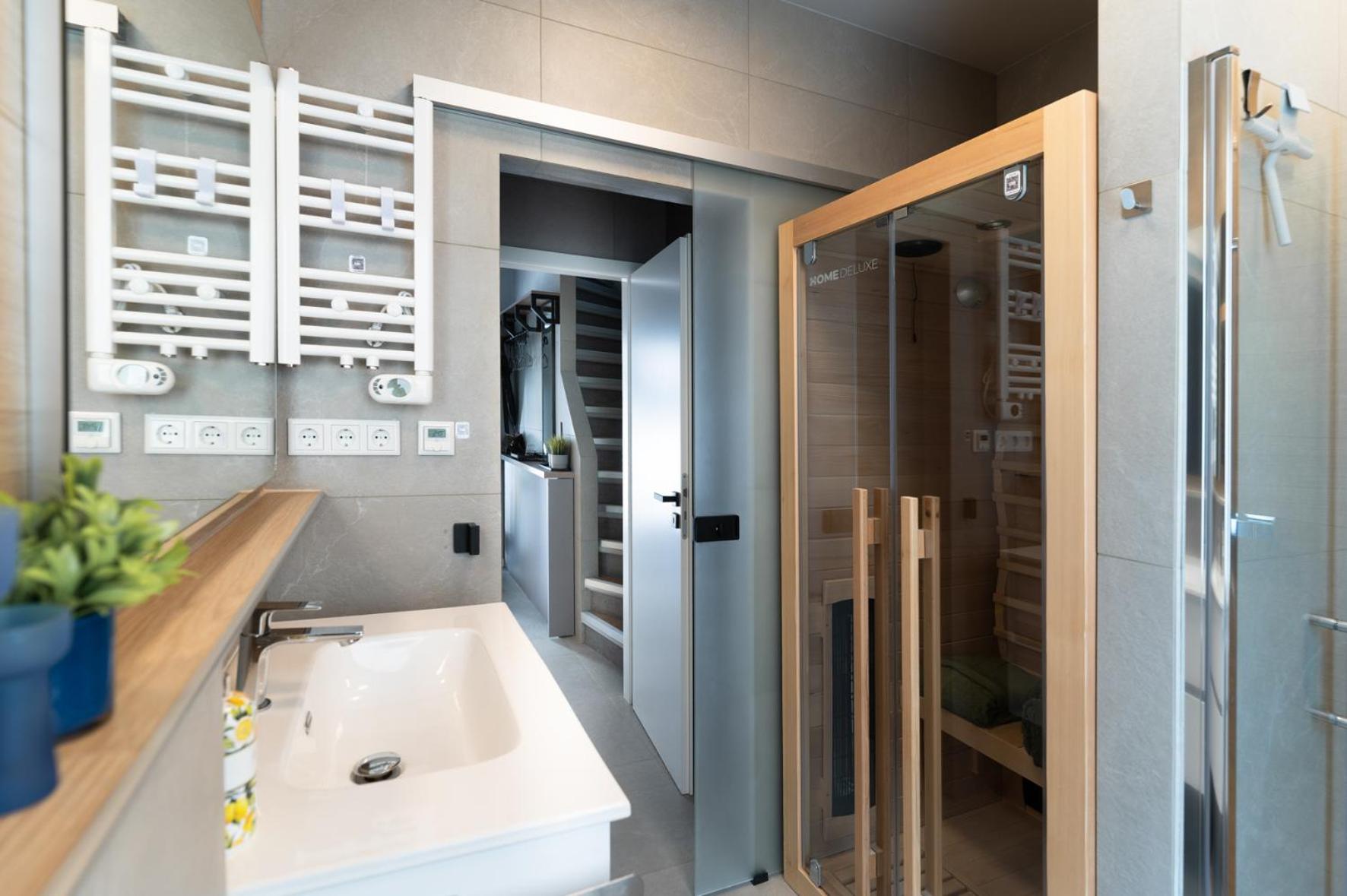 HOUSE 756 MAINZ - DESIGN-FERIENHAUS, 4 Schlafzimmer, 3 Bäder, SAUNA & Kamin