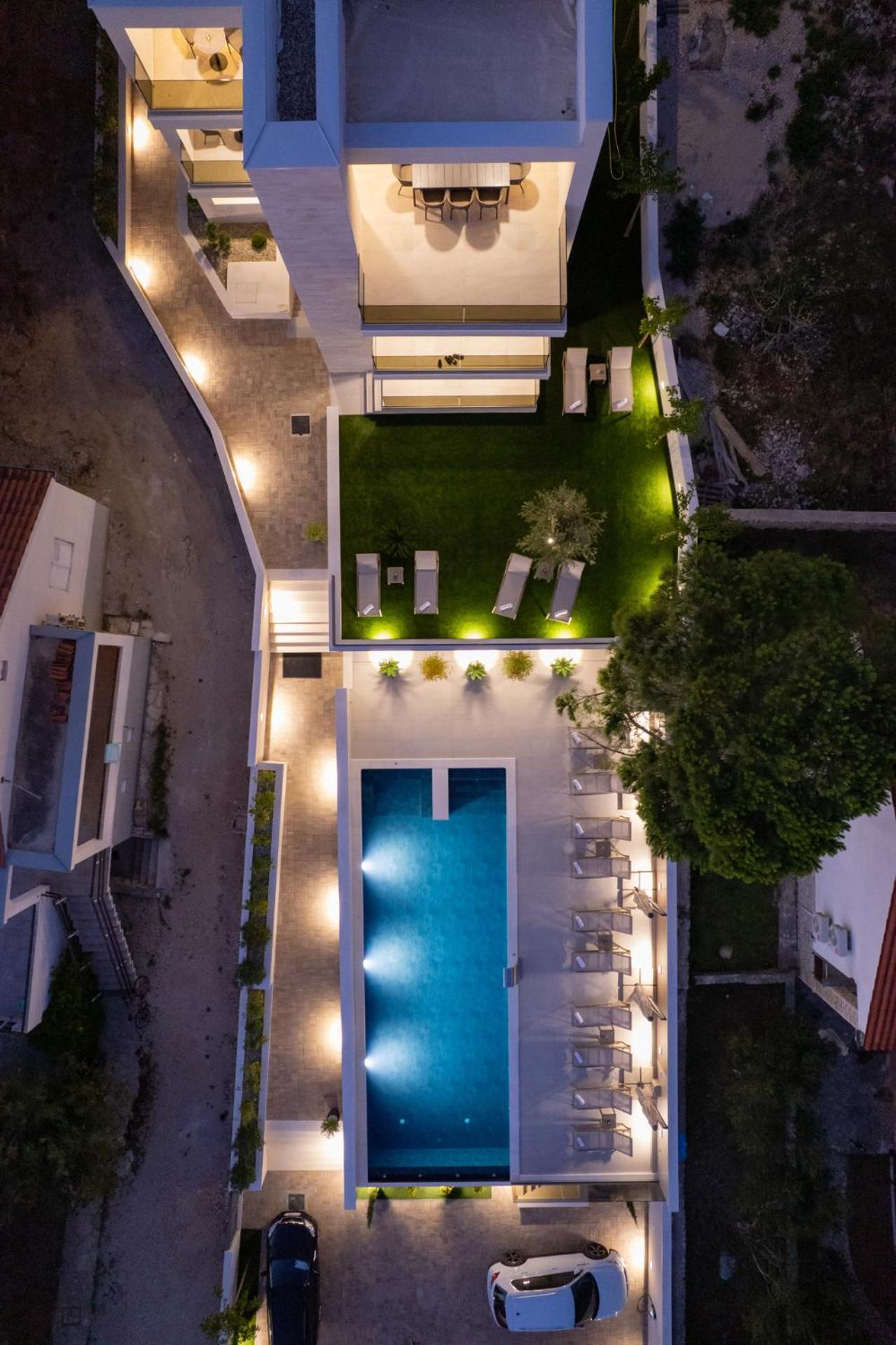 Bumblebee apartments & rooms with pool