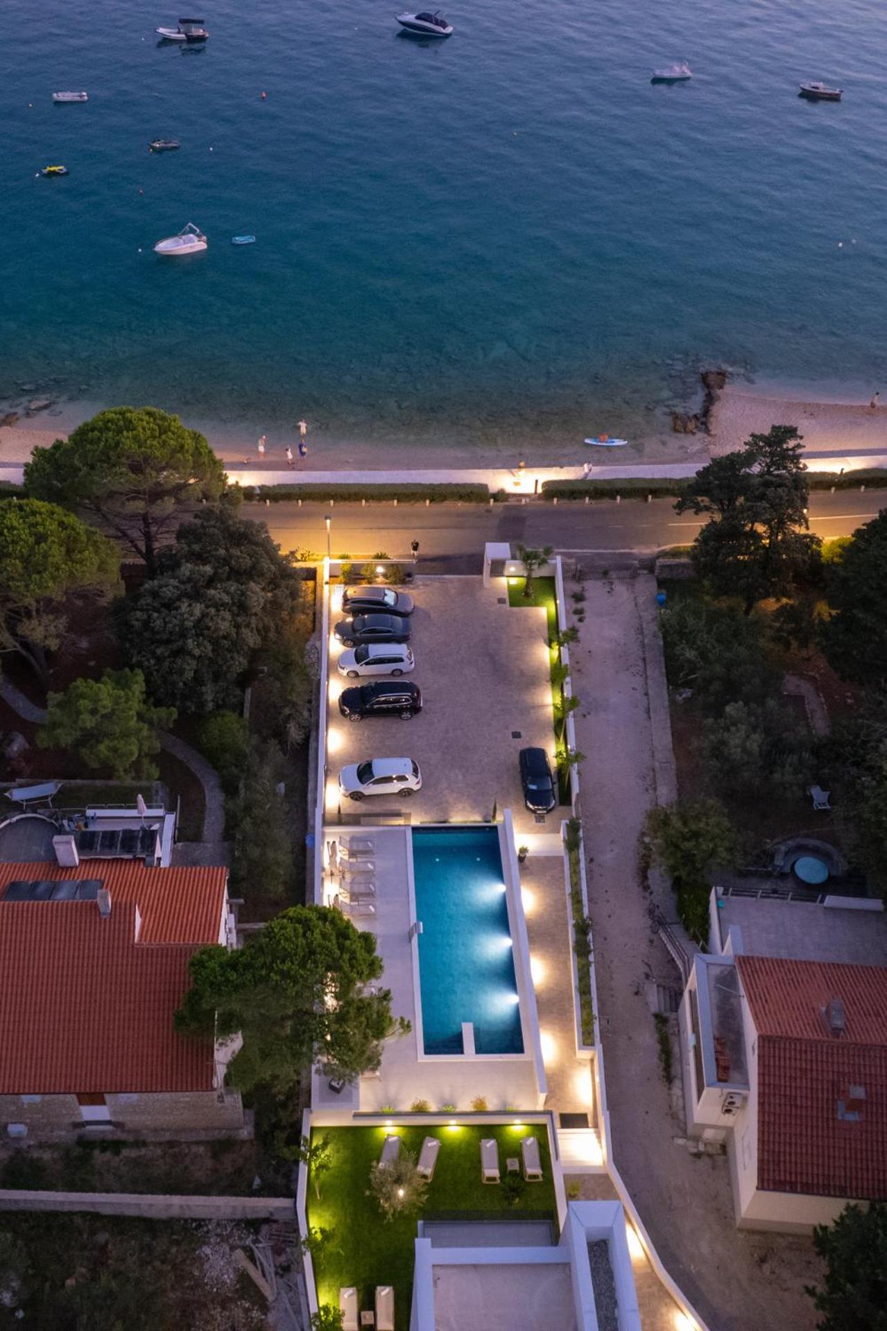 Bumblebee apartments & rooms with pool