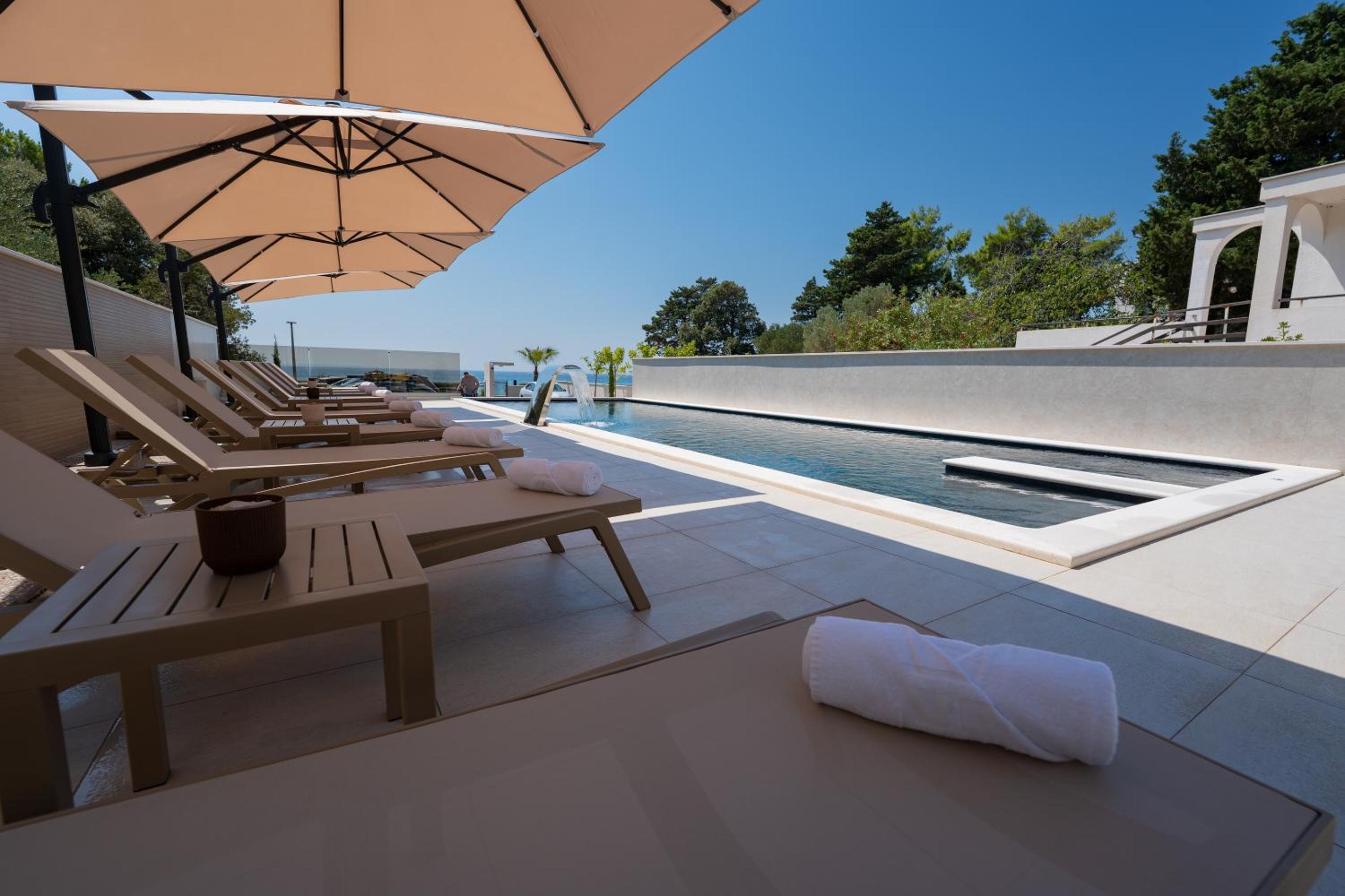 Bumblebee apartments & rooms with pool